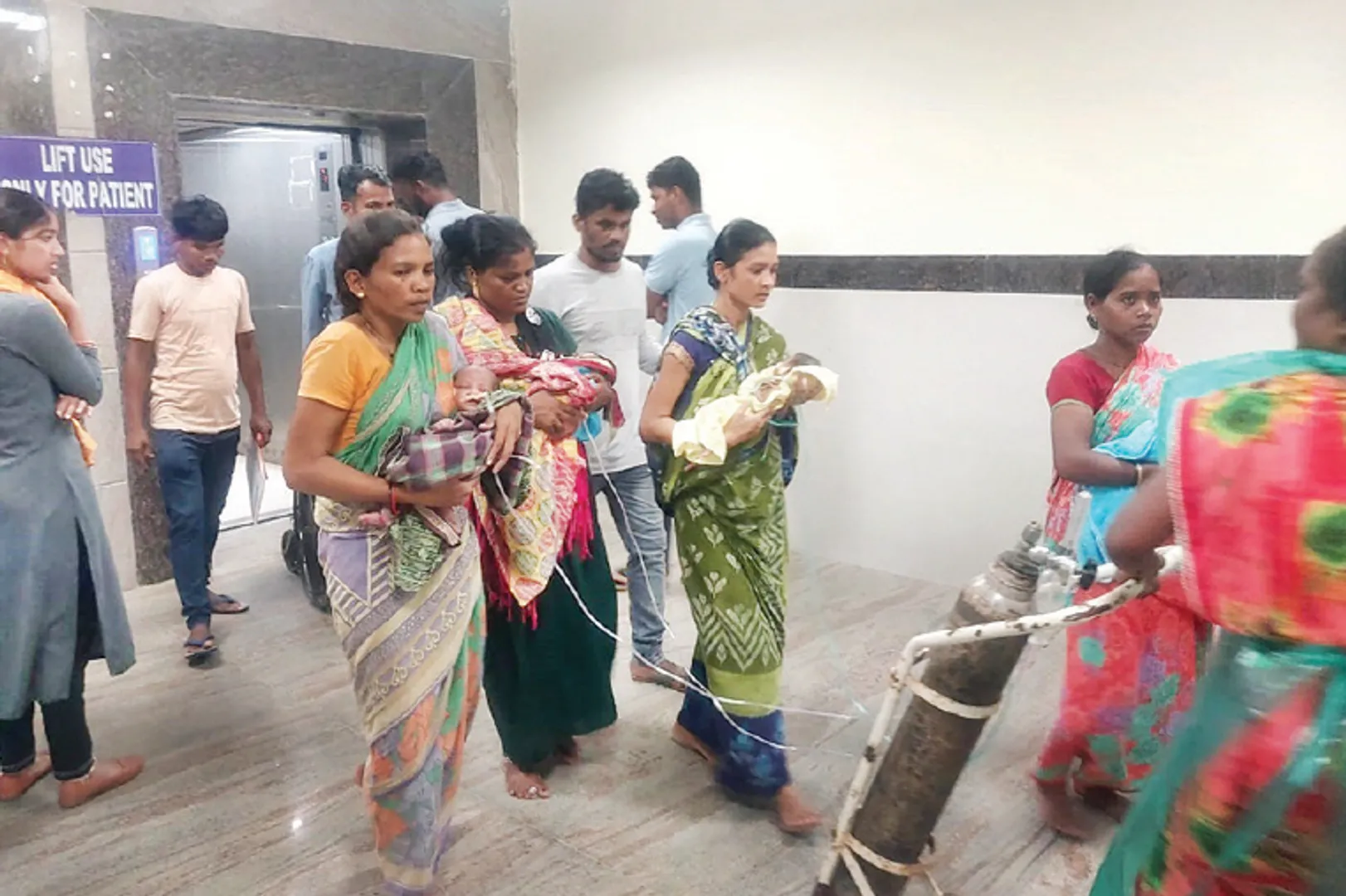 ୩ ଶିଶୁଙ୍କୁ ଗୋଟିଏ ଅକ୍ସିଜେନ୍‌ ସିଲିଣ୍ଡର୍‌ ଘଟଣାର ତଦନ୍ତ ନିର୍ଦ୍ଦେଶ: ଆବଶ୍ୟକ ନଥାଇ ଅକ୍ସିଜେନ୍‌ ଦେଲା କିଏ?