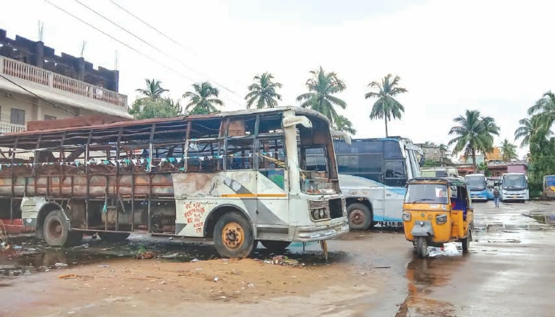 ଅଚଳ ଗାଡ଼ି କବ୍‌ଜାରେ ବସ୍‌ଷ୍ଟାଣ୍ଡ୍‌