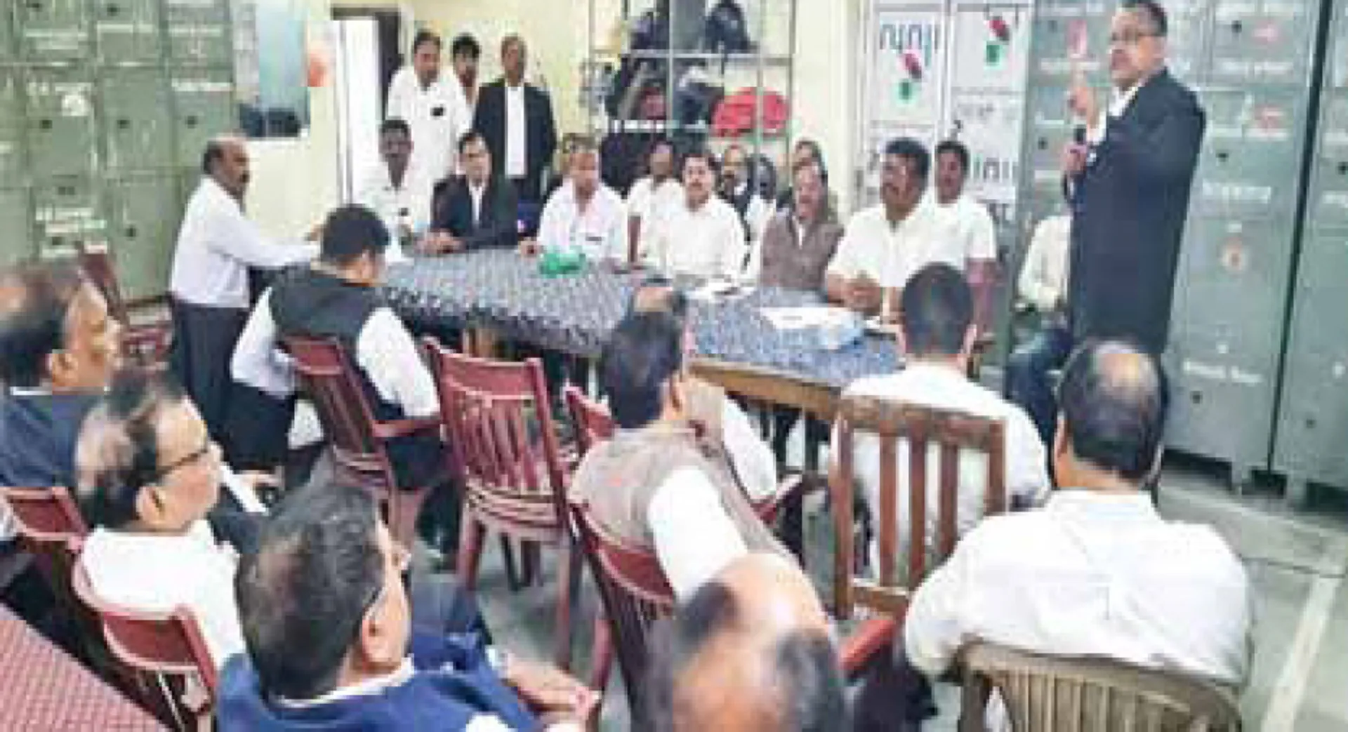 ‘କୋର୍ଟ ବର୍ଜନ ଆନ୍ଦୋଳନ ଜାରି ରହିବ’: ଜଣକୁ ନିଲମ୍ବନ କଲେ ୧୬୦୦ ଆଇନଜୀବୀ ଲାଇସେନ୍ସ ସ‌ମର୍ପଣ କରିବେ
