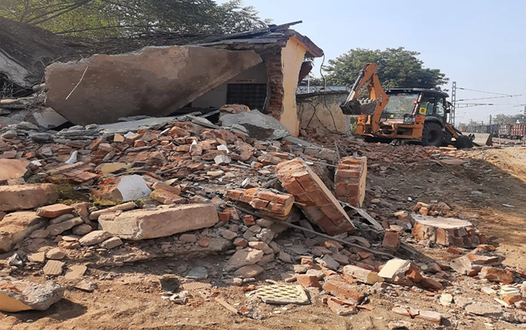 ମାଟିରେ ମିଶିଲା ଫାଟକ ଟିକେଟ୍ କାଉଣ୍ଟର  
