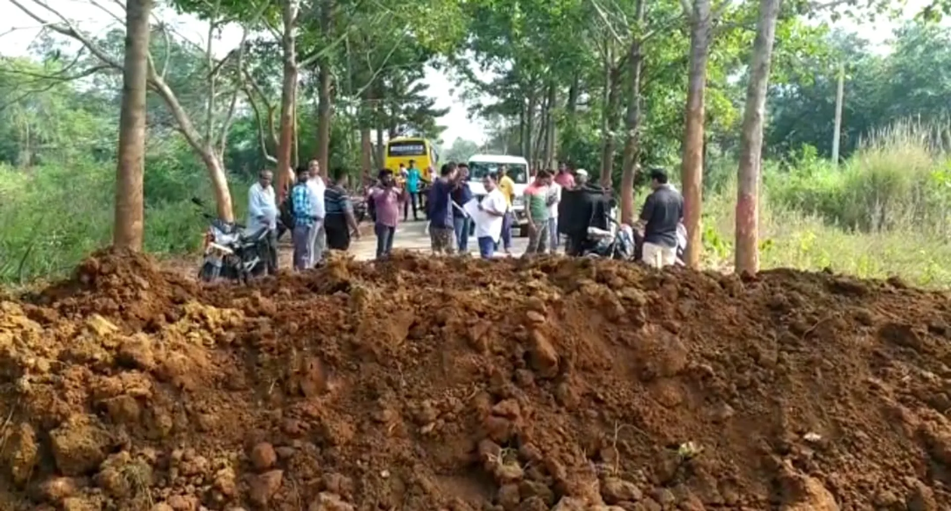 ବେସରକାରୀ ଜମିରେ ସରକାରୀ ରାସ୍ତା ନିର୍ମାଣ ଅଭିଯୋଗ, ମାଟି ପକାଇ ରାସ୍ତା ଅବରୋଧ