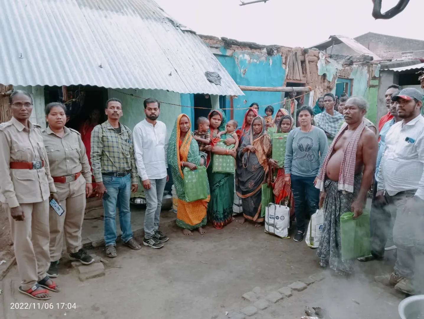 ବିଭିନ୍ନ ଅନୁଷ୍ଠାନ ପକ୍ଷରୁ ବାଲିଆପଟା ଅଗ୍ନି ବିପନ୍ନଙ୍କୁ ସହାୟତା ପ୍ରଦାନ