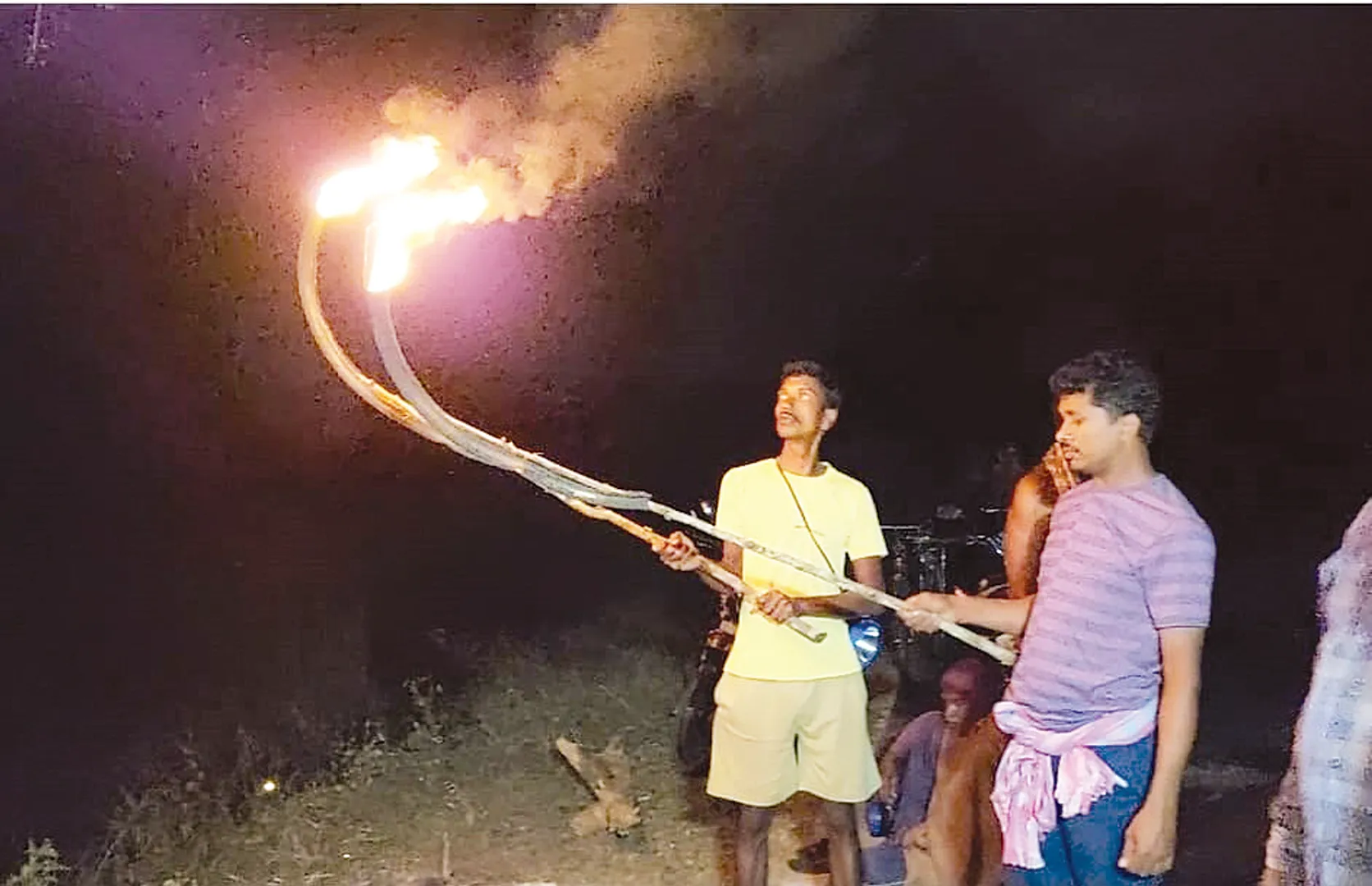 ଚାଷୀଙ୍କୁ ଫସଲ ଚିନ୍ତା: ହାତୀ ପାଇଁ ମଞ୍ଚାରେ ବିତାଉଛନ୍ତି ସାରା ରାତି, ସୁରକ୍ଷା ପାଇଁ ନିଆଁହୁଳାକୁ କରିଛନ୍ତି ଅସ୍ତ୍ର 