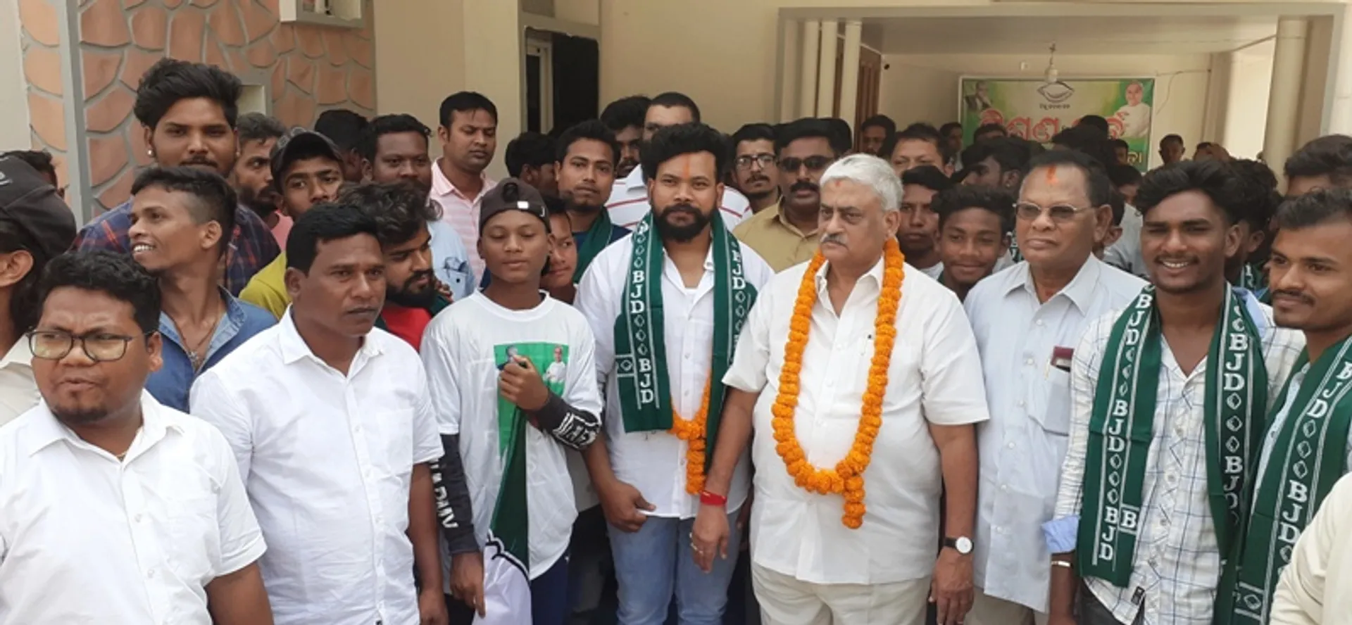 ପୂର୍ବତନ ସାଂସଦଙ୍କ ବାସ ଭବନରେ ମିଶ୍ରଣ ପର୍ବ: ବିଜେଡିରେ ମିଶିଲେ ୩୦୦ ବିଜେପି କର୍ମୀ