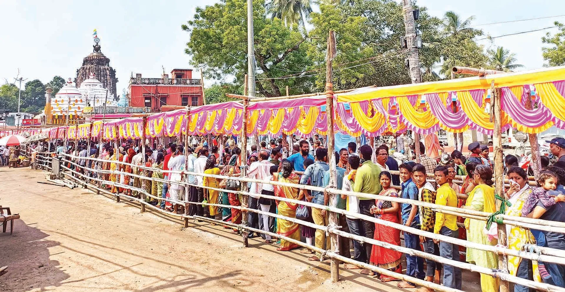 ଓଡ଼ିଆଣୀ ବେଶରେ ମା’ ରାଧାରାଣୀ: ରାଧାପାଦ ଦର୍ଶନ କଲେ ଲକ୍ଷାଧିକ ଶ୍ରଦ୍ଧାଳୁ