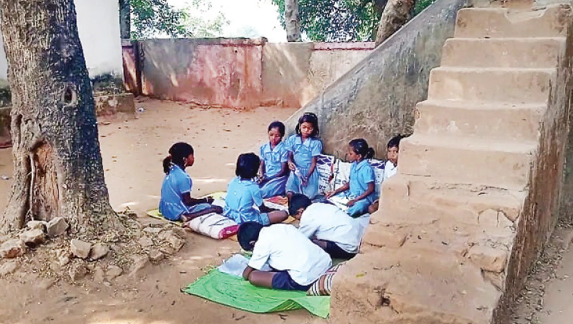 ଶିକ୍ଷା ବିଭାଗର ବିକଳ ଚିତ୍ର: ଗଛମୂଳେ ଚାଲିଛି ପାଠପଢ଼ା