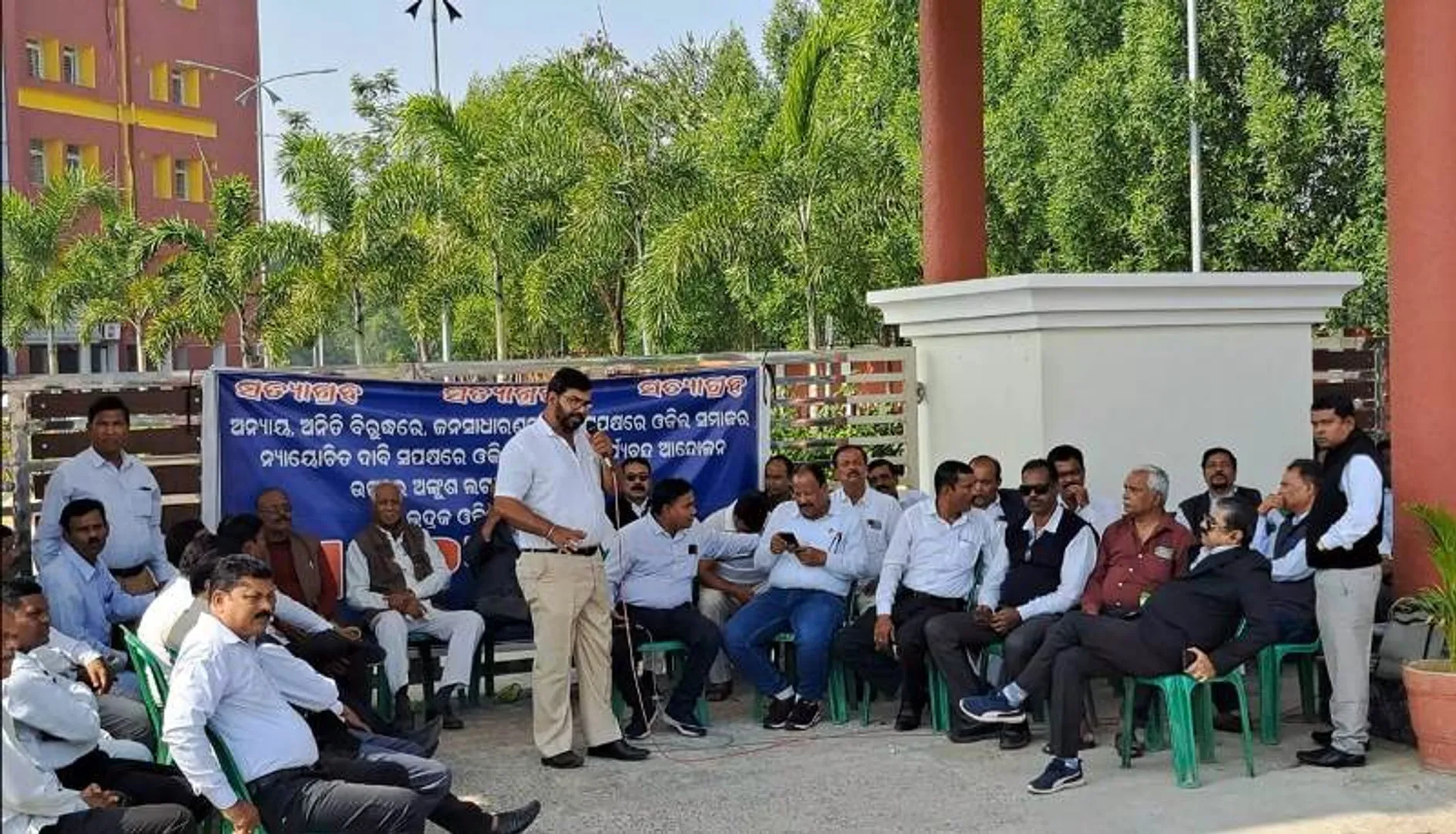 ଭଦ୍ରକରେ ଆଇନଜୀବୀଙ୍କ ସତ୍ୟାଗ୍ରହ