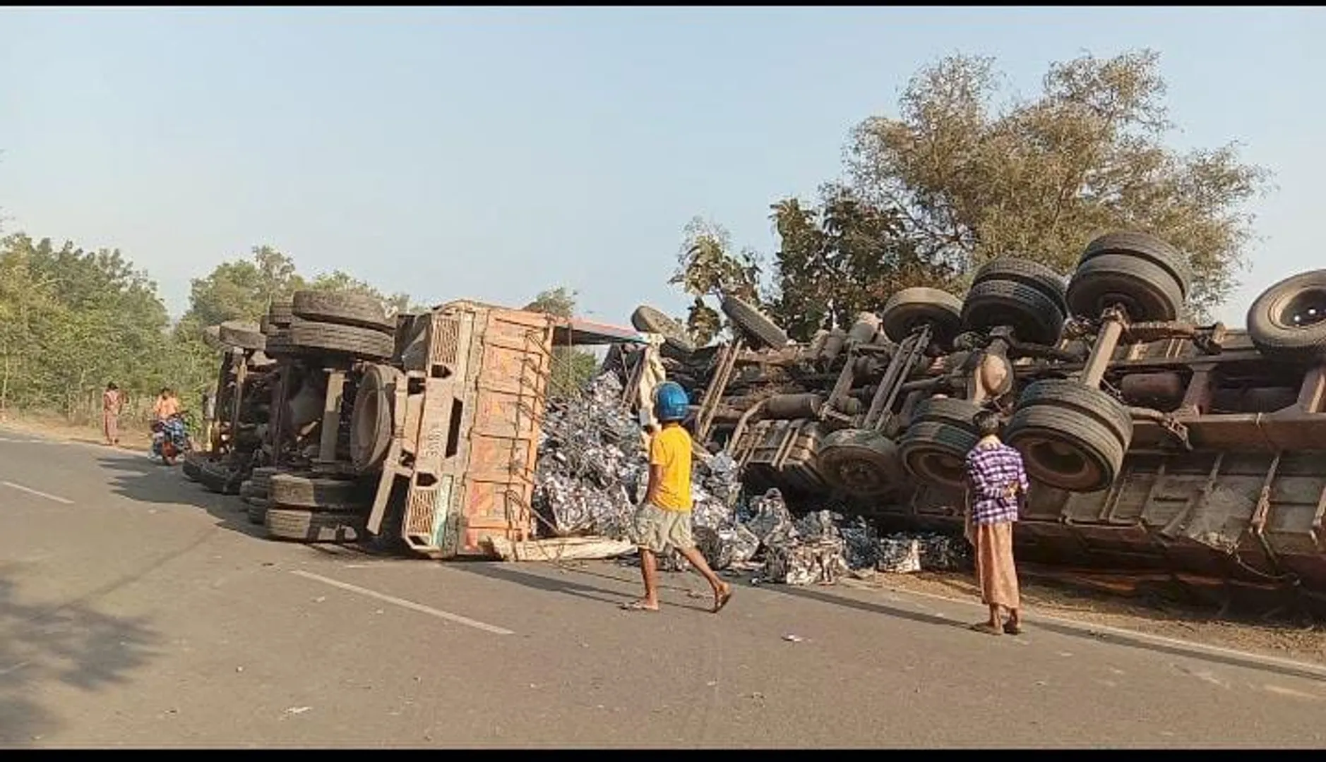 ଖଲ୍ଲିକୋଟ ବଡ଼ଘାଟିଠାରେ ବାପପୁଅଙ୍କୁ ଚାପି ଦେଲା ଟ୍ରକ୍