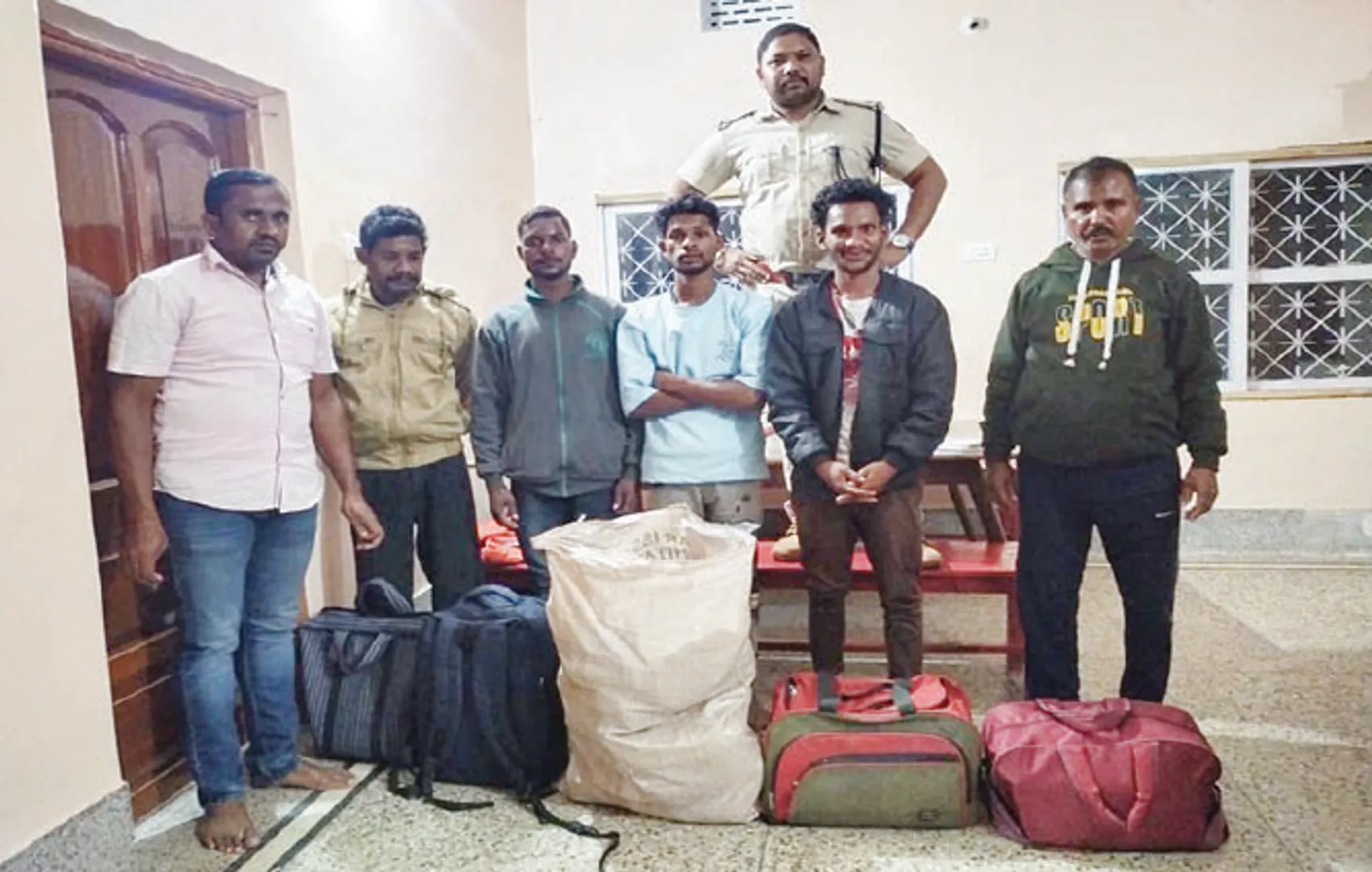 ଗଞ୍ଜେଇ ଯାଞ୍ଚ୍‌ ବେଳେ ମିଳିଲା ସୁନା ବିସ୍କୁଟ; ୫୭ କେଜି ଗଞ୍ଜେଇ, ୩୫୯ଗ୍ରାମ ସୁନା ଜବତ
