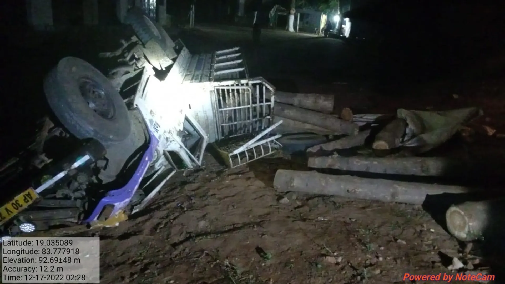 ଆନ୍ଧ୍ର ଆଡ଼େ ଯାଉଥିଲା କାଠ ବୋଝେଇ ଟ୍ରକ୍‌; ଦୁର୍ଘଟଣା ଘଟିବାରୁ ଧରିଲା ବନ ବିଭାଗ
