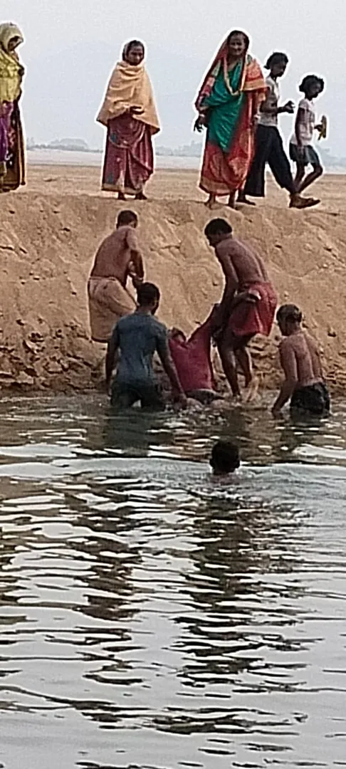 କଣ୍ଟିଲୋ ମହାନଦୀ ପଠାରେ ଅଘଟଣ; ଛାତ୍ରଙ୍କୁ ବଞ୍ଚାଇବାକୁ ଯାଇ ଚାଲିଗଲା ଶିକ୍ଷକଙ୍କ ଜୀବନ