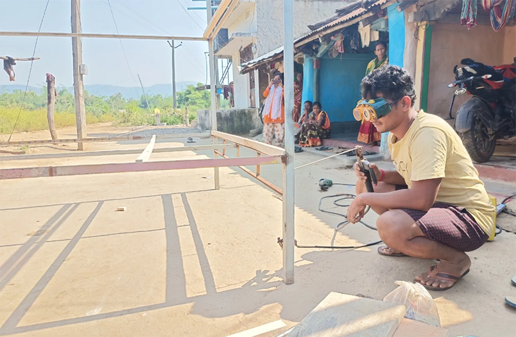 ଦାଦନ ଛାଡ଼ି ସ୍ବାବଲମ୍ବୀ ହେଲେ ଆଦିବାସୀ ଯୁବକ: ସରକାରୀ ସହାୟତାରେ ନିଜେ ଖୋଲିଲେ ୱେଲଡିଂ ଦୋକାନ