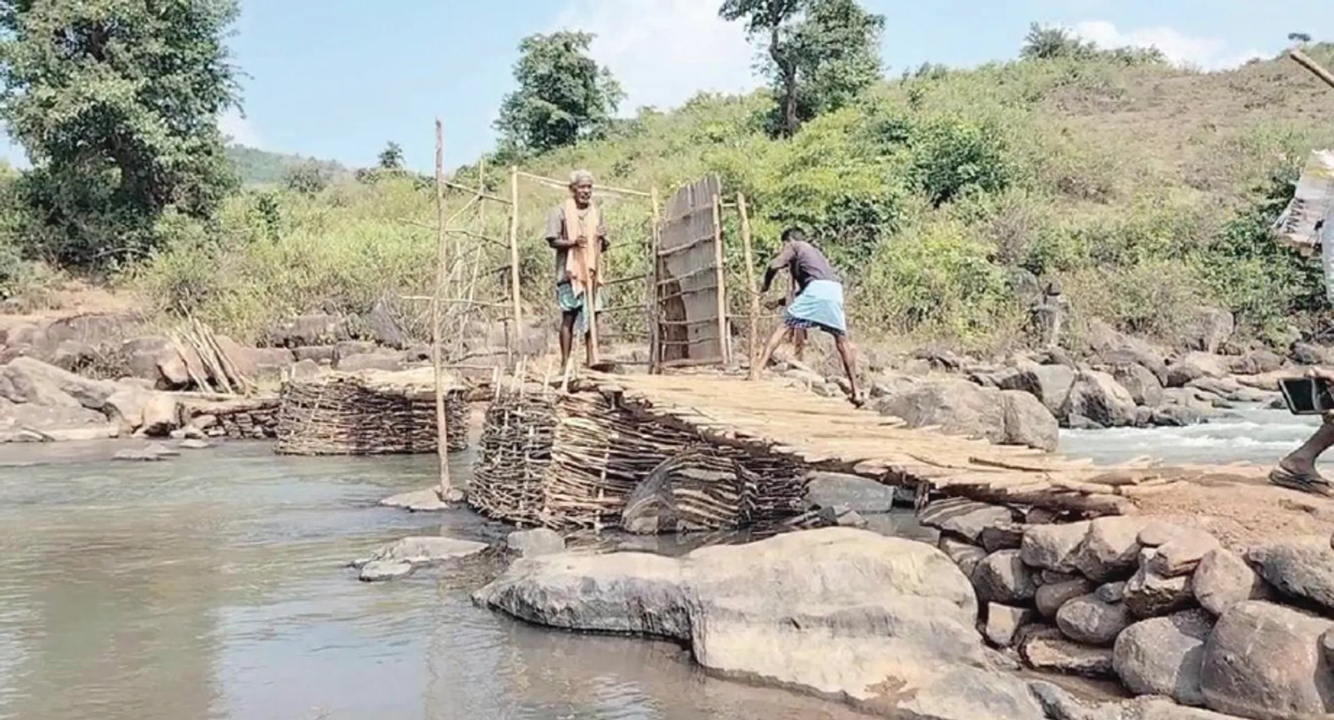 ଡ୍ରାଇଭରଙ୍କ ମହାନତା: ସୁନା ବନ୍ଧକ ଦେଇ ତିଆରି କଲେ ପୋଲ, ରାସ୍ତା