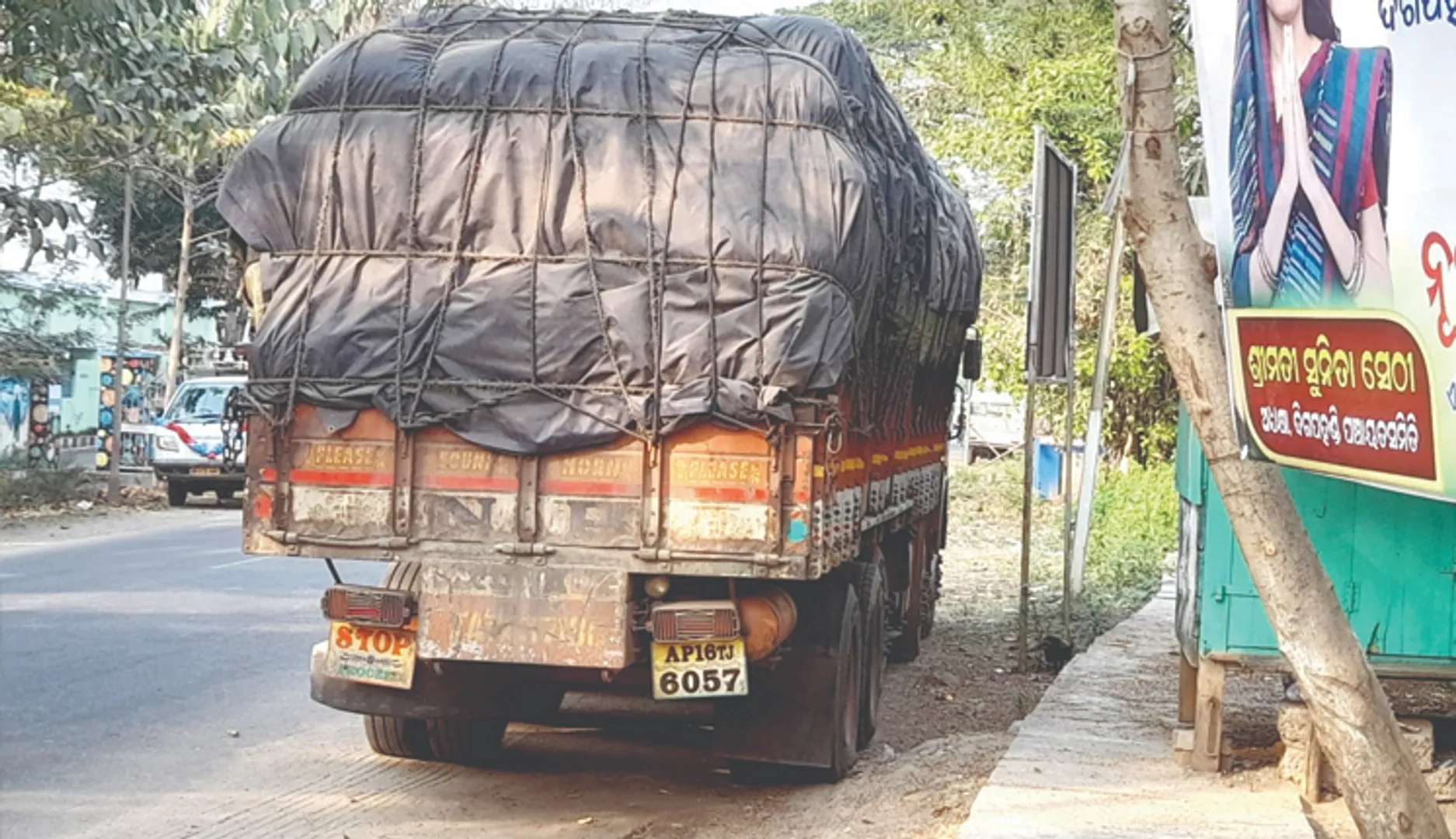 ଆନ୍ଧ୍ର ଦଲାଲଙ୍କ ହାତକୁ ଧାନ ଟେକିଦେ‌ଲେଣି ଚାଷୀ, ଅଚିନ୍ତାରେ ପ୍ରଶାସନ