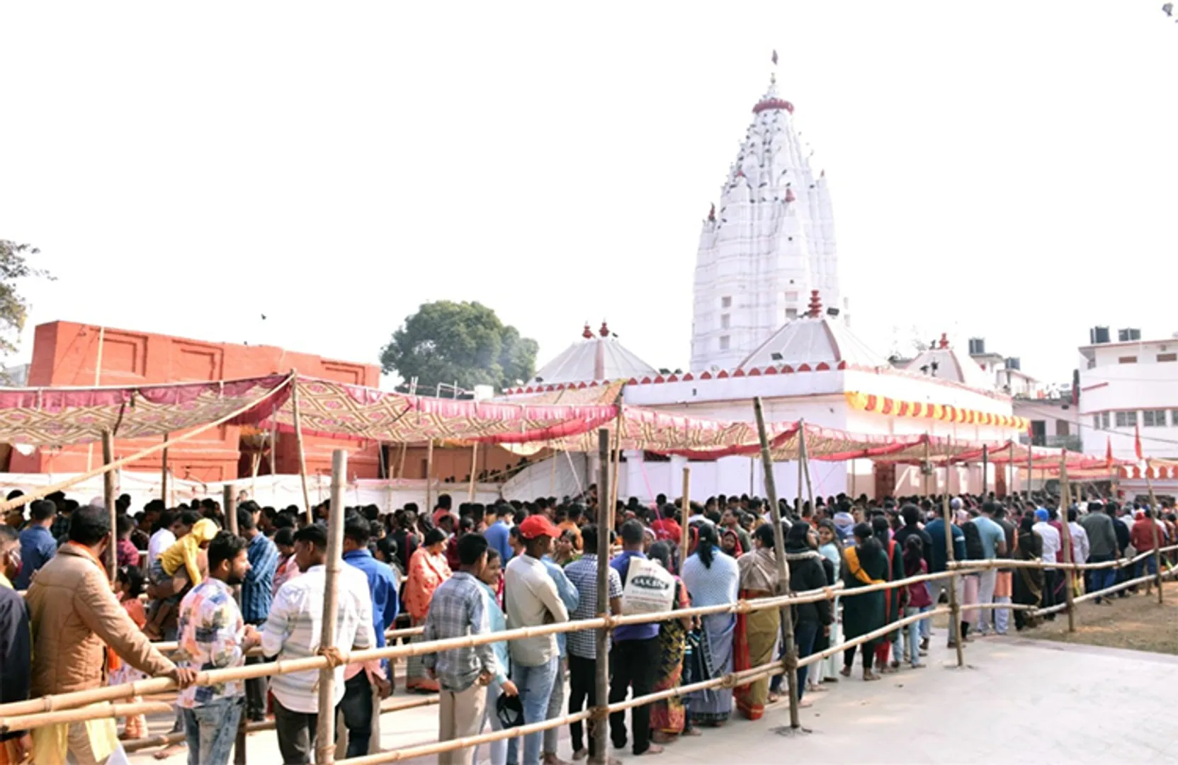 ନୂଆ ବର୍ଷରେ ସମଲେଶ୍ବରୀଙ୍କ ମନ୍ଦିରରେ ଅସମ୍ଭାଳ ଭିଡ଼