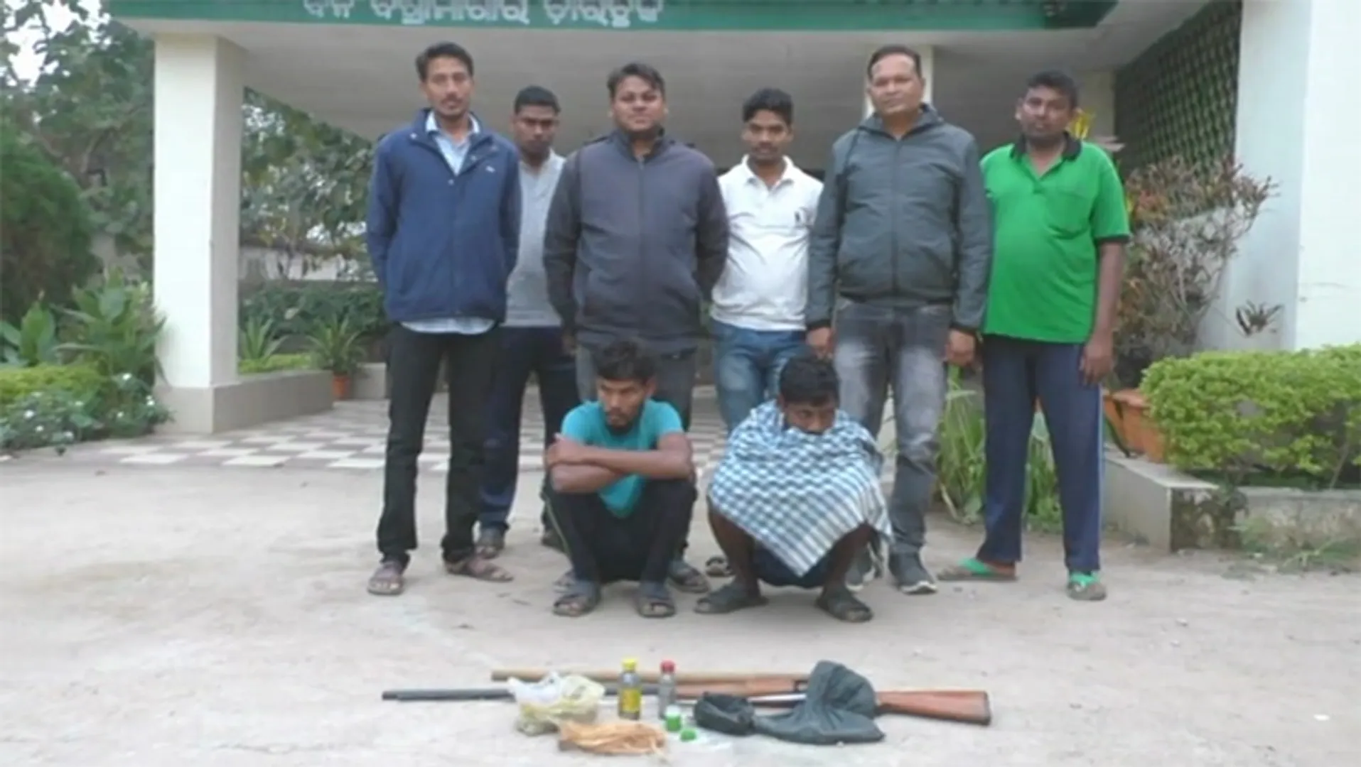 ଦେଶୀବନ୍ଧୁକ ସହ ଦୁଇ ଶିକାରୀ ଗିରଫ
