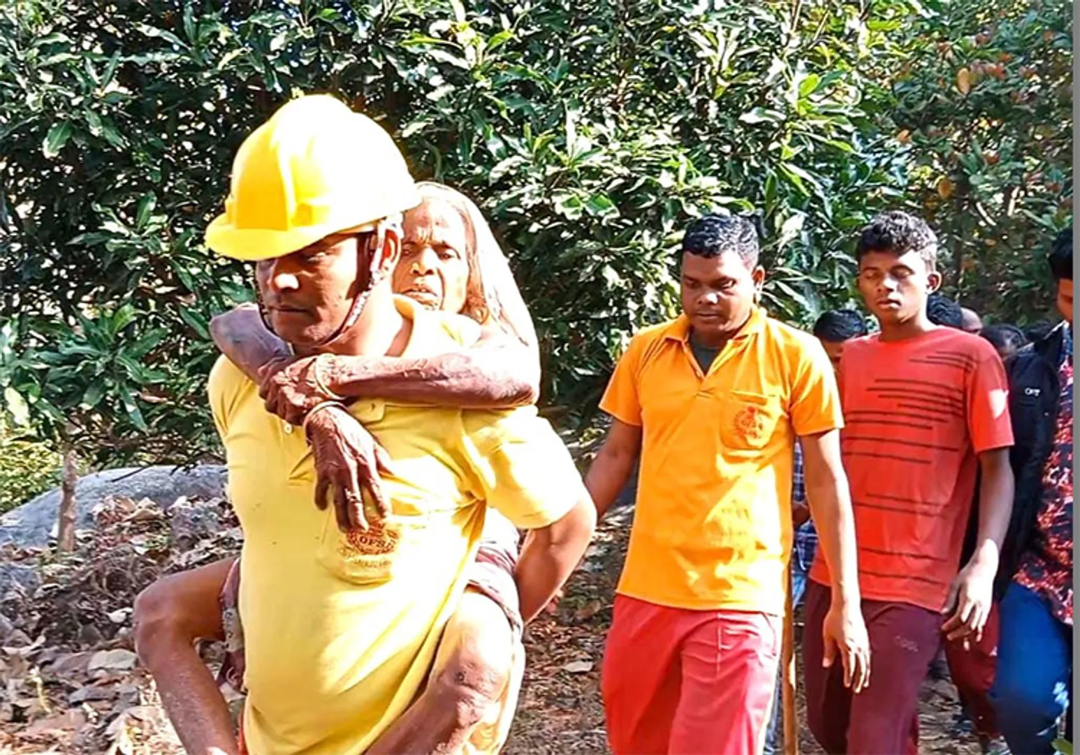 ନିଖୋଜ ବୃଦ୍ଧାଙ୍କୁ ପାହାଡ଼ ଉପରୁ ଉଦ୍ଧାର କଲା ଅଗ୍ନିଶମବାହିନୀ 