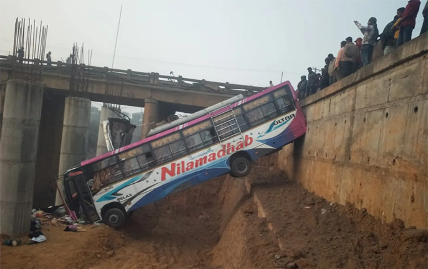 ଓଲଟିଲା ତୀର୍ଥଯାତ୍ରୀ ବସ୍‌,୨ ମହିଳା ମୃତ