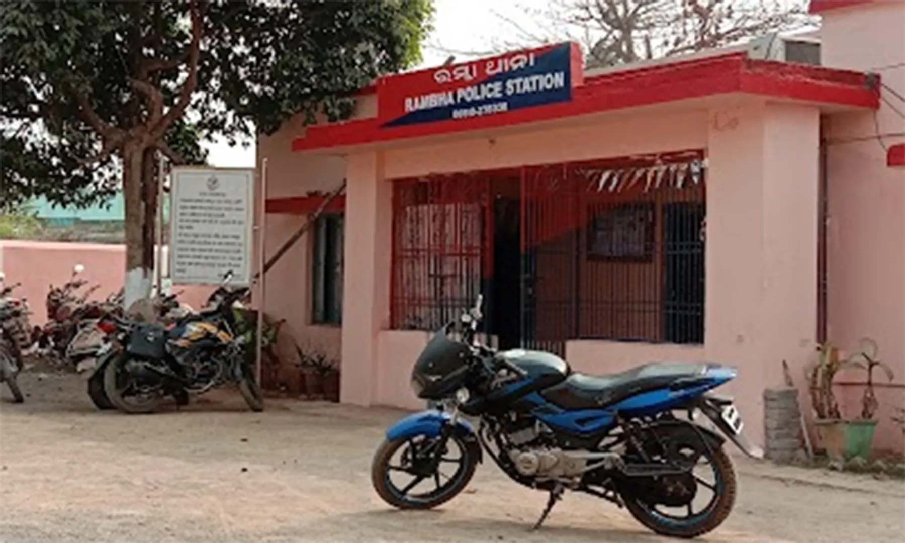 ମଦ ଚଢ଼ଉ ବେଳେ ପୁଲିସକୁ ଆକ୍ରମଣ, ଗାଡ଼ି ଭାଙ୍ଗିଲେ