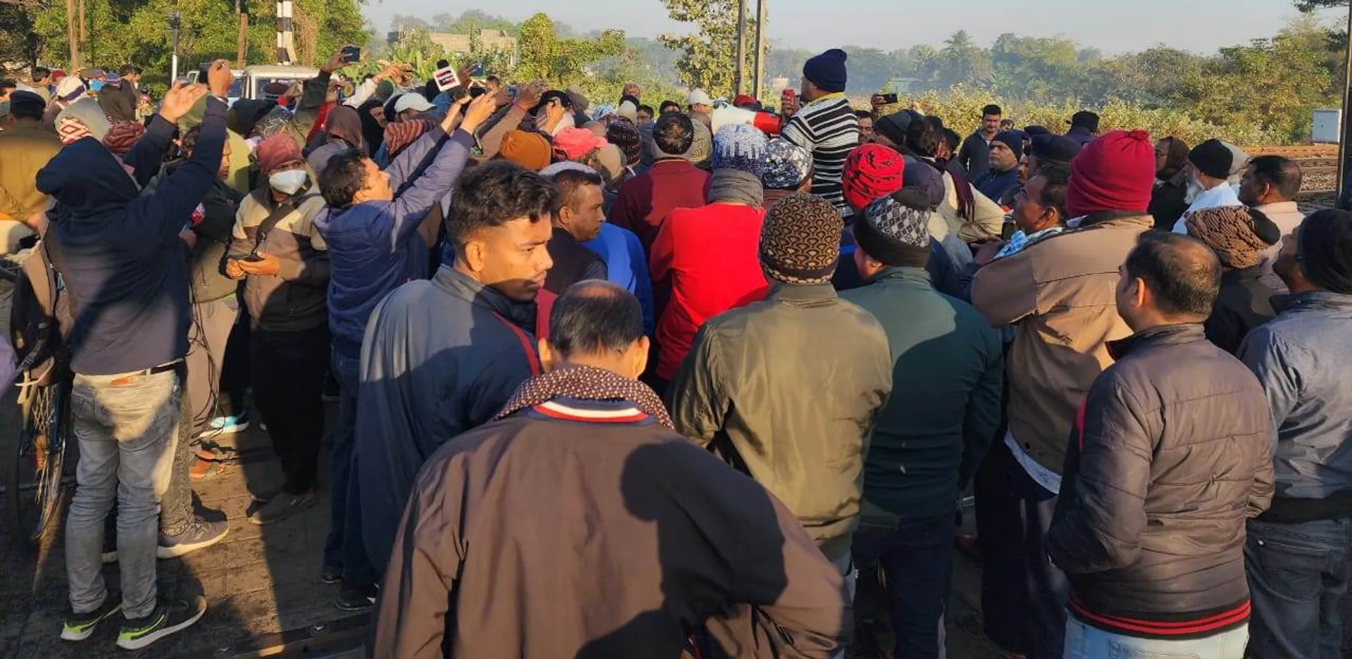 ଭଦ୍ରକରୁ ପୁରୀକୁ ମେମୁ ଟ୍ରେନ ଚଳାଚଳ ଦାବି: ଚରମ୍ପା ଷ୍ଟେସନରେ ରେଳରୋକ