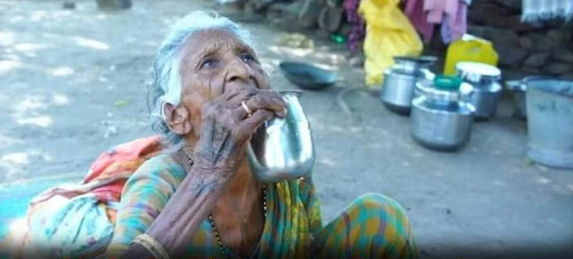 ଖରା, ବର୍ଷା ଓ ଶୀତ କାକରରେ ବୃଦ୍ଧ ମା’ ଓ ଝିଅ ଗଛମୂଳରେ ରହି ଦିନ କାଟୁଛନ୍ତି