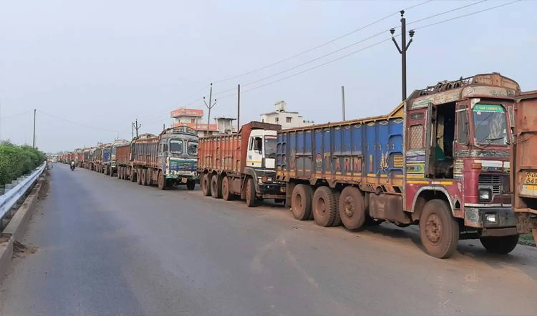 ଦୁର୍ଘଟଣା ବଢ଼ାଉଛି ବେଆଇନ ପାର୍କିଂ, ମୃତ୍ୟୁଯନ୍ତା ପାଲଟିଛି ଜାତୀୟ ରାଜପଥ