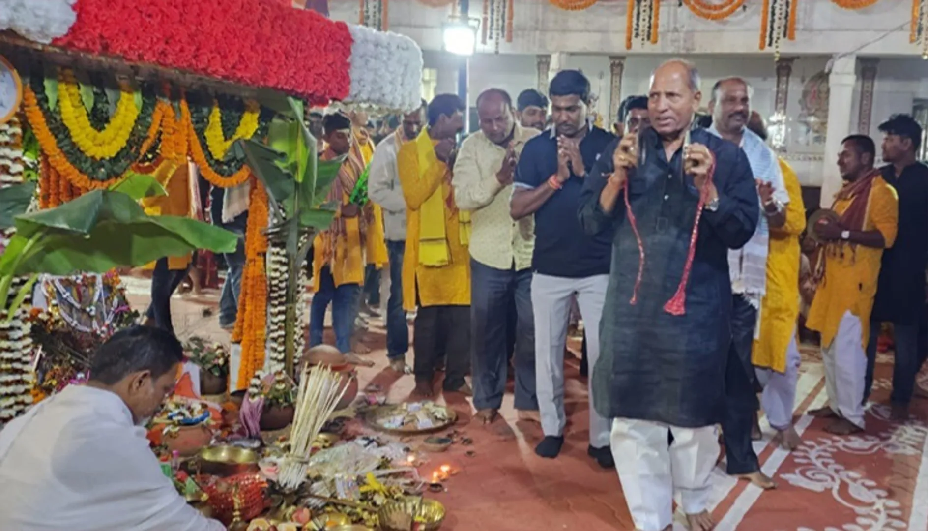 ବଡ଼ଚଣା ବିଧାୟକ ଅମର ପ୍ରସାଦ ଶତପଥୀ ଛତିଆରେ ଅଷ୍ଟପ୍ରହର ନାମଯଜ୍ଞରେ କୀର୍ତ୍ତନ କରୁଛନ୍ତି