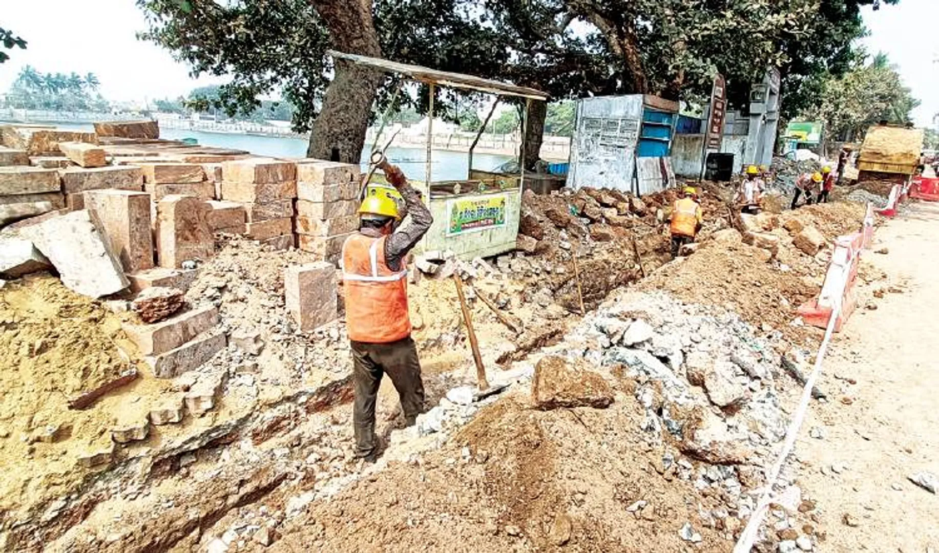 ପୂର୍ତ୍ତ-ବିଦ୍ୟୁତ ବିଭାଗ ସମନ୍ବୟ ଅଭାବ: ଖୋଳିଦେଲେ ନରେନ୍ଦ୍ରକୋଣ ରାସ୍ତା