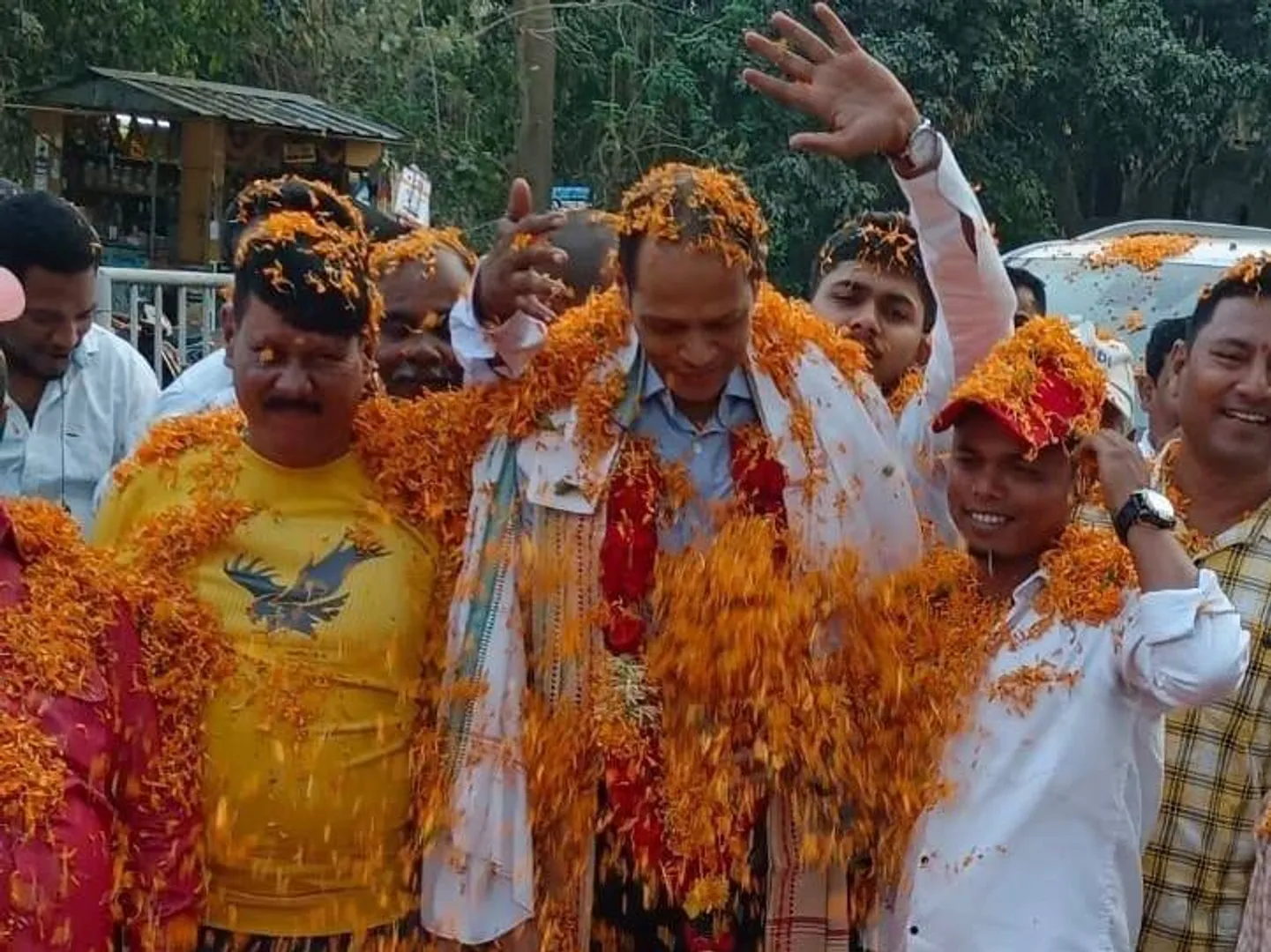 ବିଧାୟକ ପ୍ରଦୀପଙ୍କୁ ଫୁଲରେ ସ୍ବାଗତ କଲେ ସମର୍ଥକ