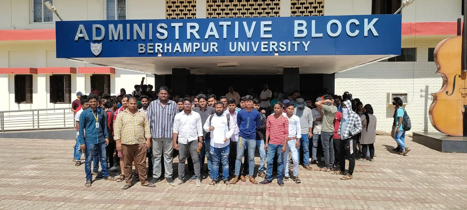ବ୍ରହ୍ମପୁର ବିଶ୍ଵବିଦ୍ୟାଳୟରେ ଛାତ୍ର ଅଶାନ୍ତି; ପରୀକ୍ଷା ତାରିଖ ପରିବର୍ତ୍ତନ ନେଇ ପ୍ରଶାସନିକ କୋଠା ସମ୍ମୁଖରେ ଧାରଣା