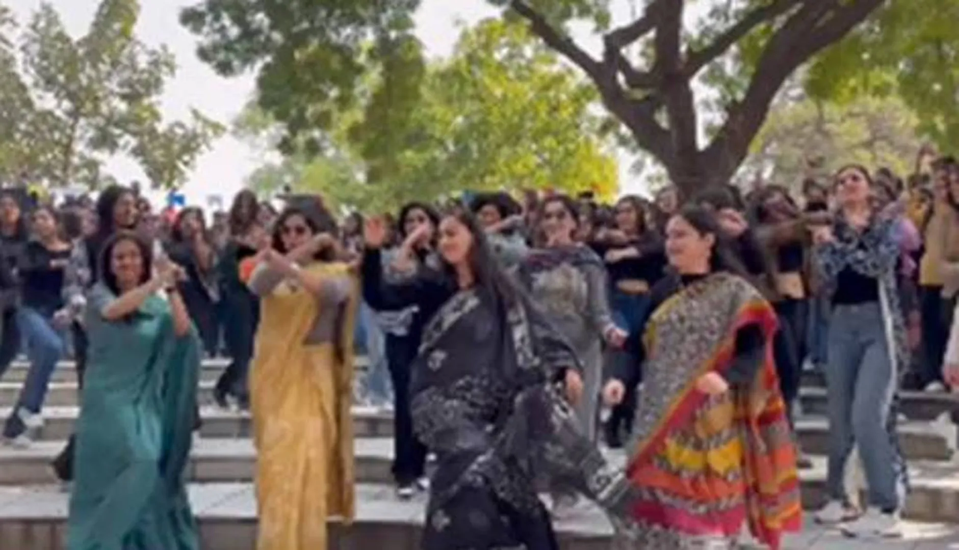  ‘ପଠାନ’ର ଗୀତ‌ରେ ଛାତ୍ରୀମାନଙ୍କ ସହ ମିଶି ନୃତ୍ୟ କଲେ ଦିଲ୍ଲୀ ବିଶ୍ବବିଦ୍ୟାଳୟର ପ୍ରଫେସର: ଭିଡିଓ ଭାଇରାଲ