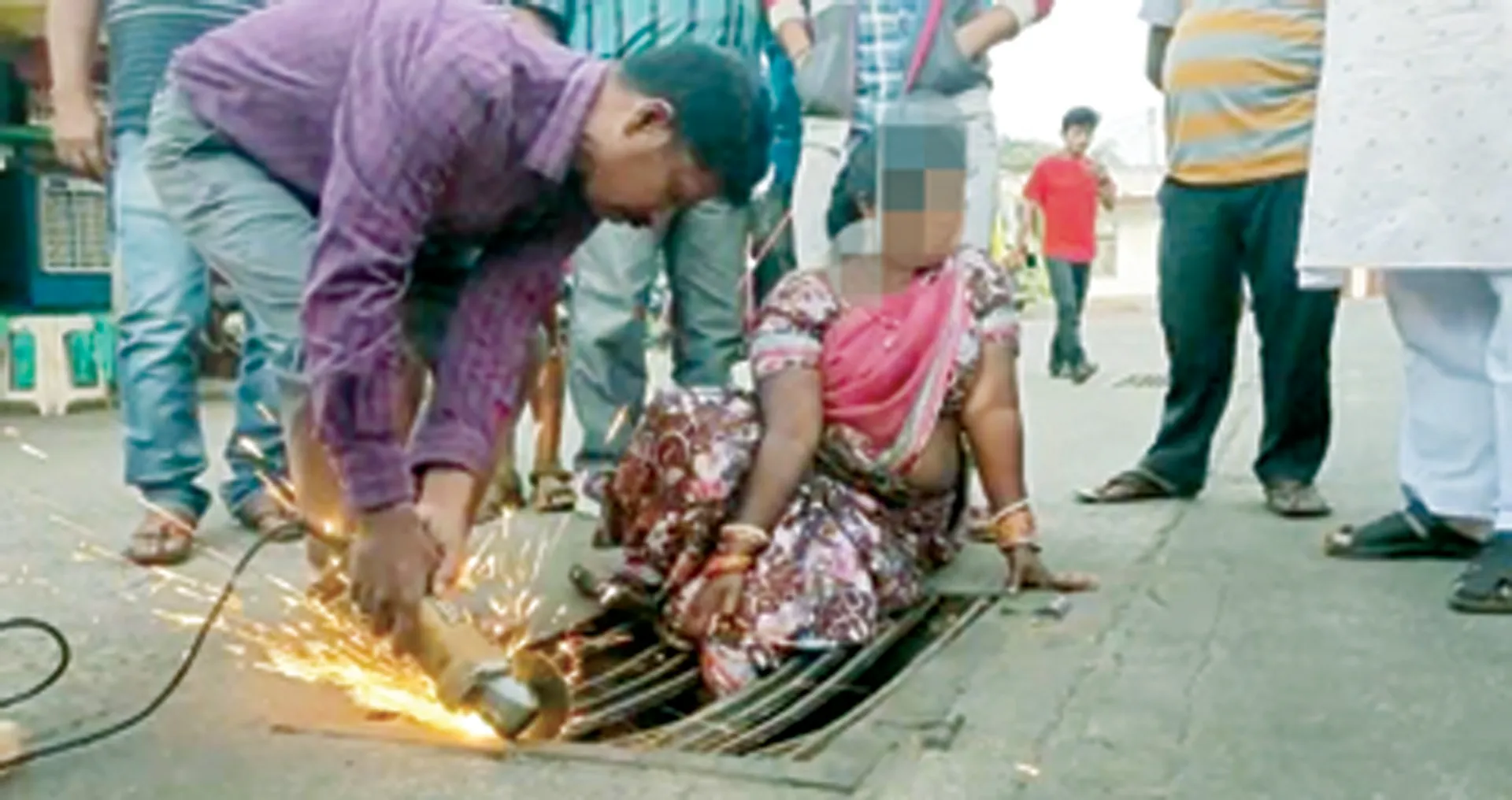 ଡ୍ରେନ୍‌ ଲୁହାଜାଲିରେ ଫସିଲା ମହିଳାଙ୍କ ଗୋଡ଼, କଟର୍‌ରେ କାଟି ବାହାର କରାଗଲା