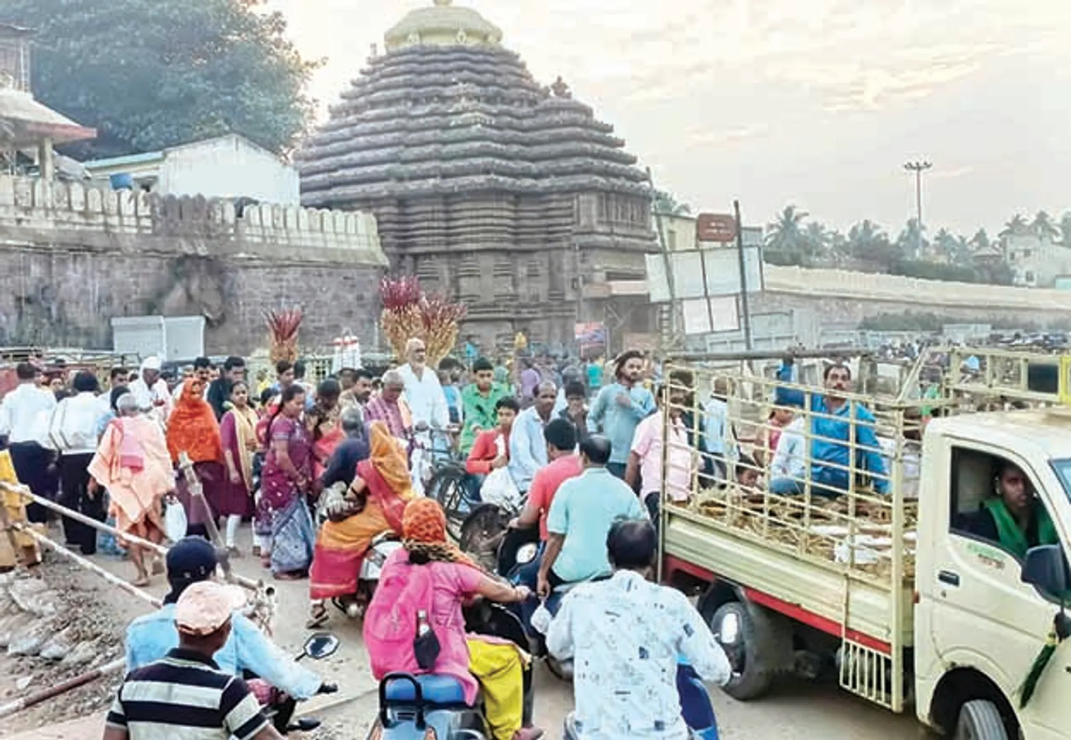 ଶ୍ରୀମନ୍ଦିର ଉତ୍ତରଦ୍ବାରରେ ଅବ୍ୟବସ୍ଥା: ବଡ଼ଦାଣ୍ଡକୁ ବାହାରି ପାରୁନାହାନ୍ତି ଭକ୍ତ