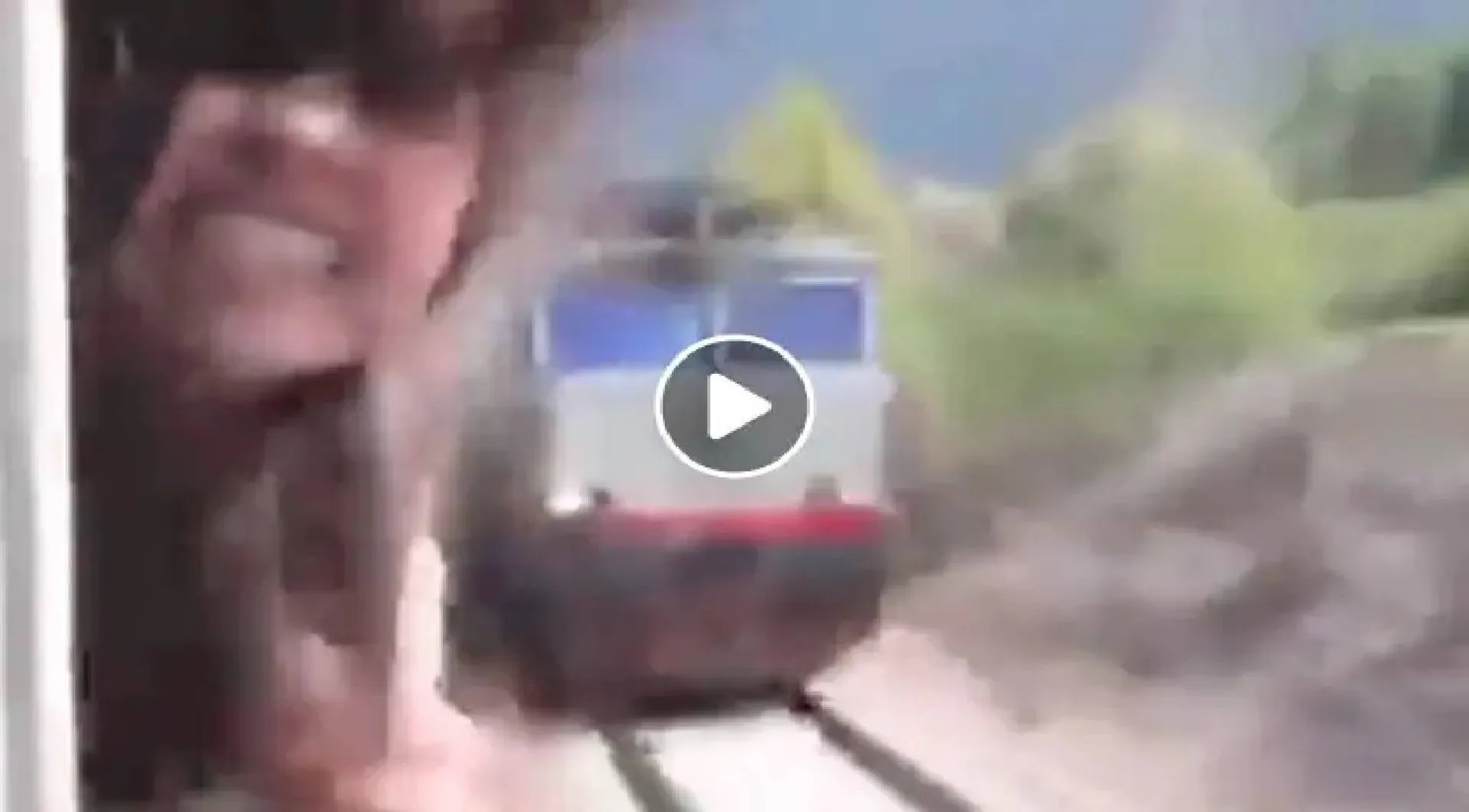 ଅଳ୍ପକେ ବଞ୍ଚିଲା ଜୀବନ; ଭିଡିଓ ଦେଖି ରାଗିଲେ ସୋସିଆଲ୍ ମିଡିଆ ବ୍ୟବହାରକାରୀ