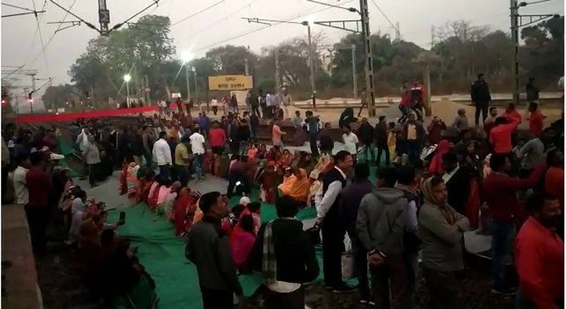 ଏକ୍ସପ୍ରେସ୍‌ ଟ୍ରେନ୍‌ ରହଣି ଦାବିରେ ବାମରା ଷ୍ଟେସନ୍‌ରେ ରେଳ ରୋକ