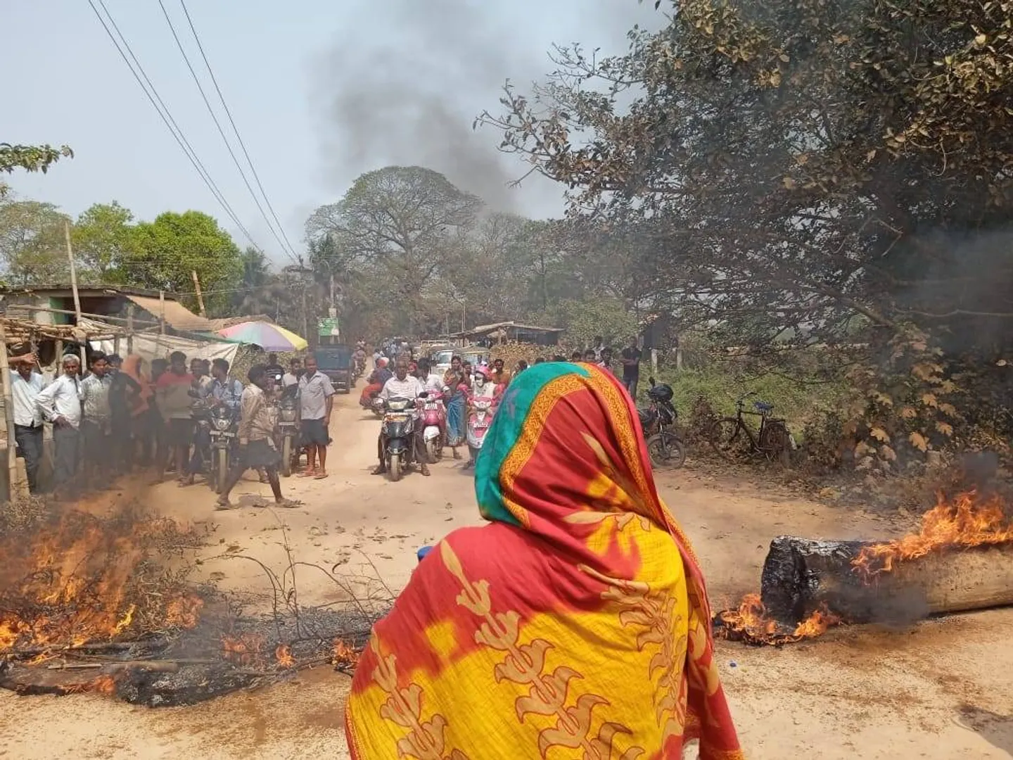 ହାଇୱା ଧକ୍କାରେ ଶ୍ରମିକଙ୍କ ମୃତ୍ୟୁ: କ୍ଷତିପୂରଣ ଦାବିରେ ପୋଡ଼ାଜଳା ଓ ରାସ୍ତା ଅବରୋଧ