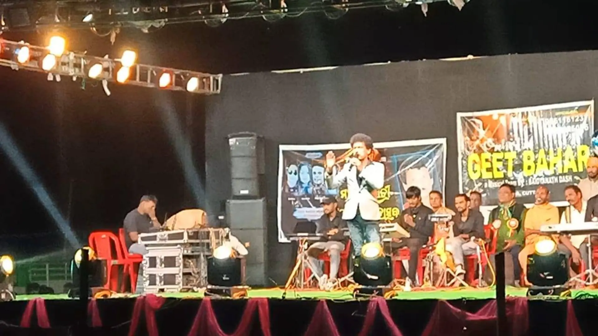 ପପୁ ପମ୍‌ପମ୍‌ଙ୍କ ମଞ୍ଚ ଉପରକୁ ପଥର ମାଡ଼; କାର୍ଯ୍ୟକ୍ରମ ଅଧାରୁ ଛାଡ଼ି ପଳାଇଲେ
