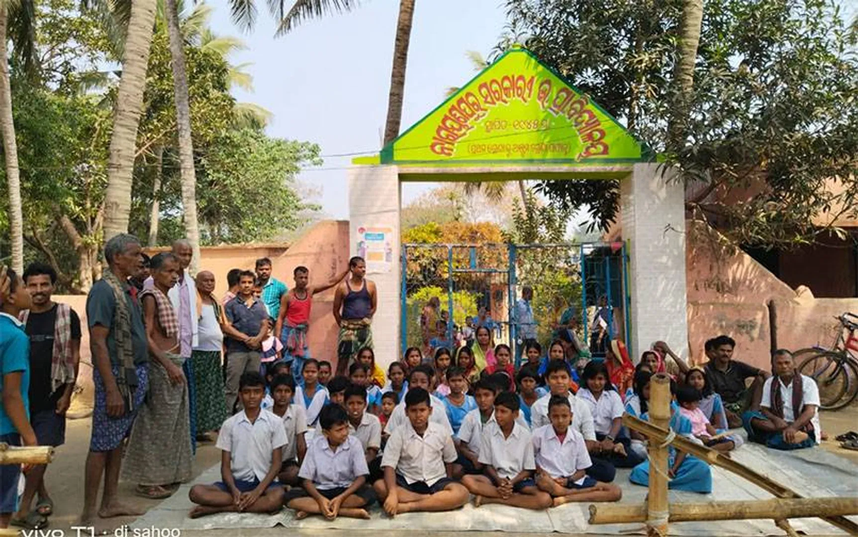 ଶିକ୍ଷକ ବଦଳି ପ୍ରତିବାଦରେ ଧାରଣା