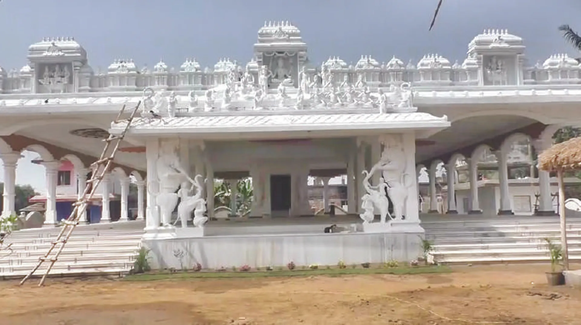 ପତ୍ନୀଙ୍କ ପାଇଁ ତୋଳିଦେଲେ ୮କୋଟିର ମନ୍ଦିର