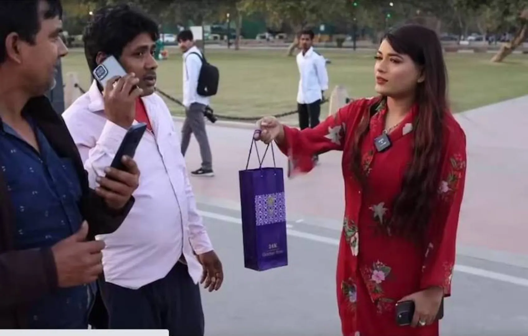 ରାସ୍ତାରେ ବୁଲିବୁଲି ୧୦୦ଜଣଙ୍କୁ ଗୋଲାପ ଫୁଲ ଦେଇ ପ୍ରେମ ପ୍ରସ୍ତାବ ଦେଇଥିବା ଯୁବତୀ ବଖାଣିଲେ ନିଜ ଅନୁଭୂତି