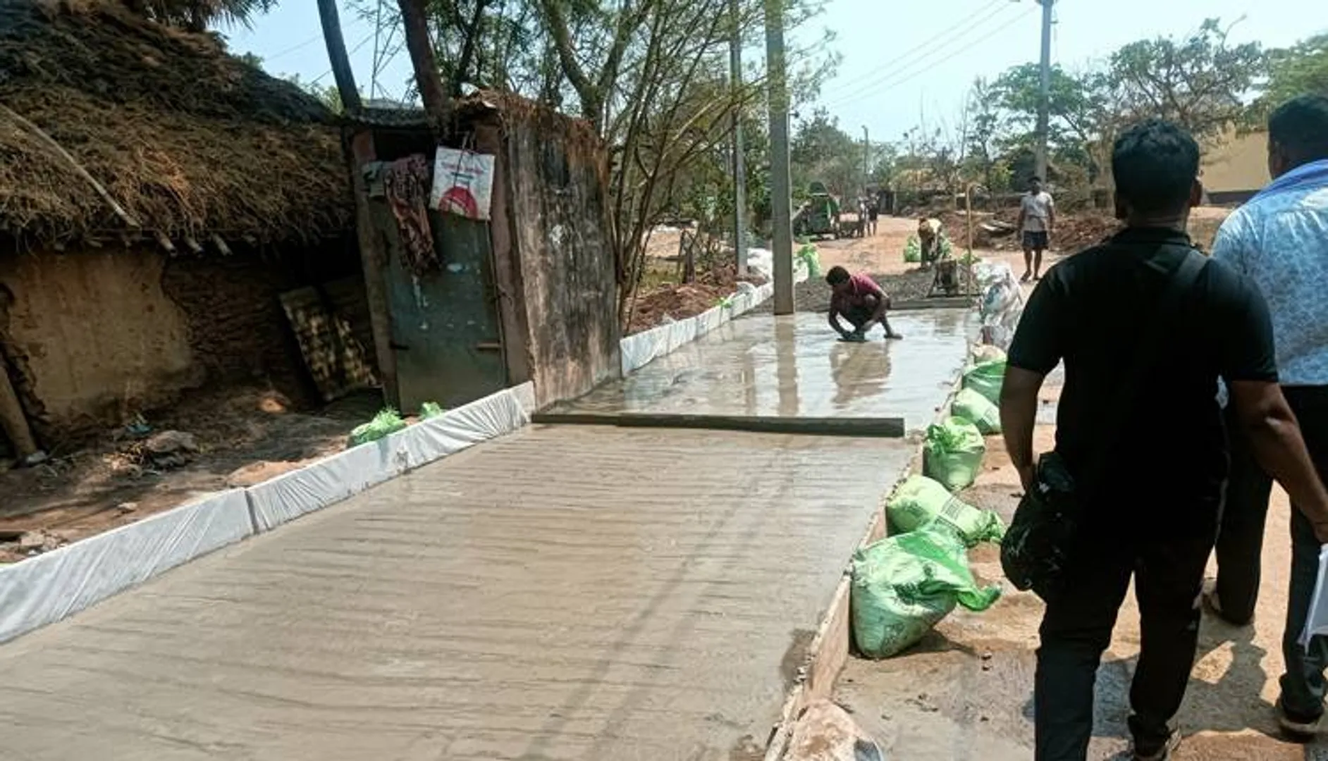 କଂକ୍ରିଟ ଉପରେ କଂକ୍ରିଟ ରାସ୍ତା