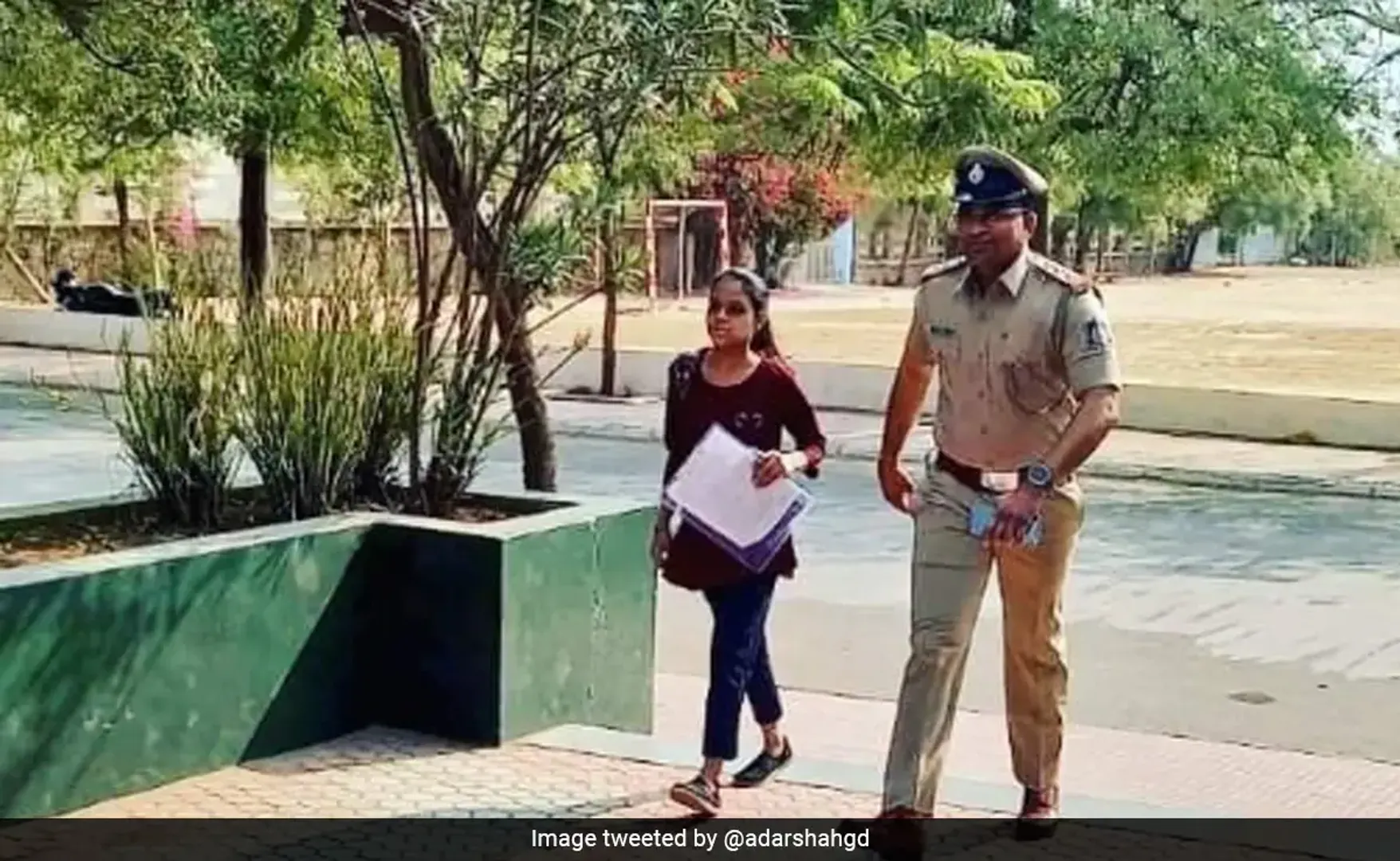 ଭୁଲ ପରୀକ୍ଷାକେନ୍ଦ୍ରରେ ବାପା ଝିଅକୁ ଛାଡ଼ି ଆସିବା ପରେ ଘଟିଲା ଏମିତି ଘଟଣା…