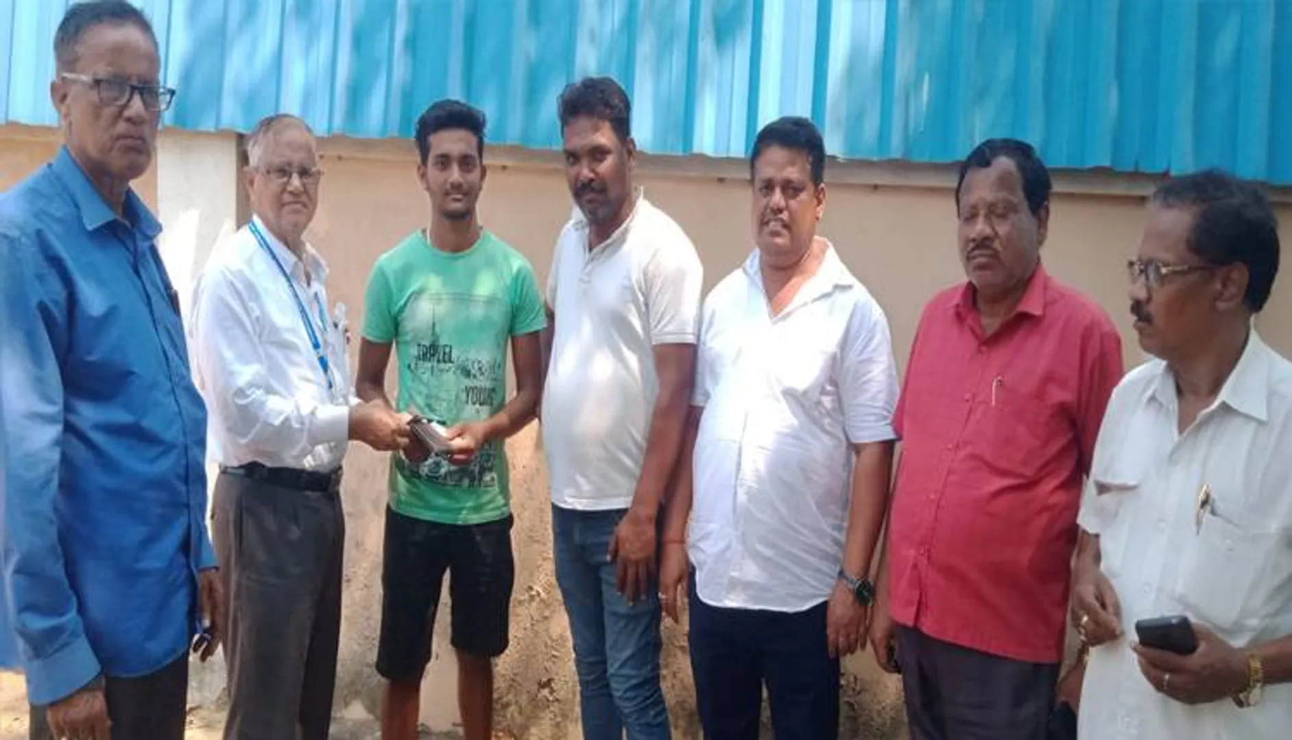 ପର୍ସ ଫେରାଇଲେ ଯୁବକ