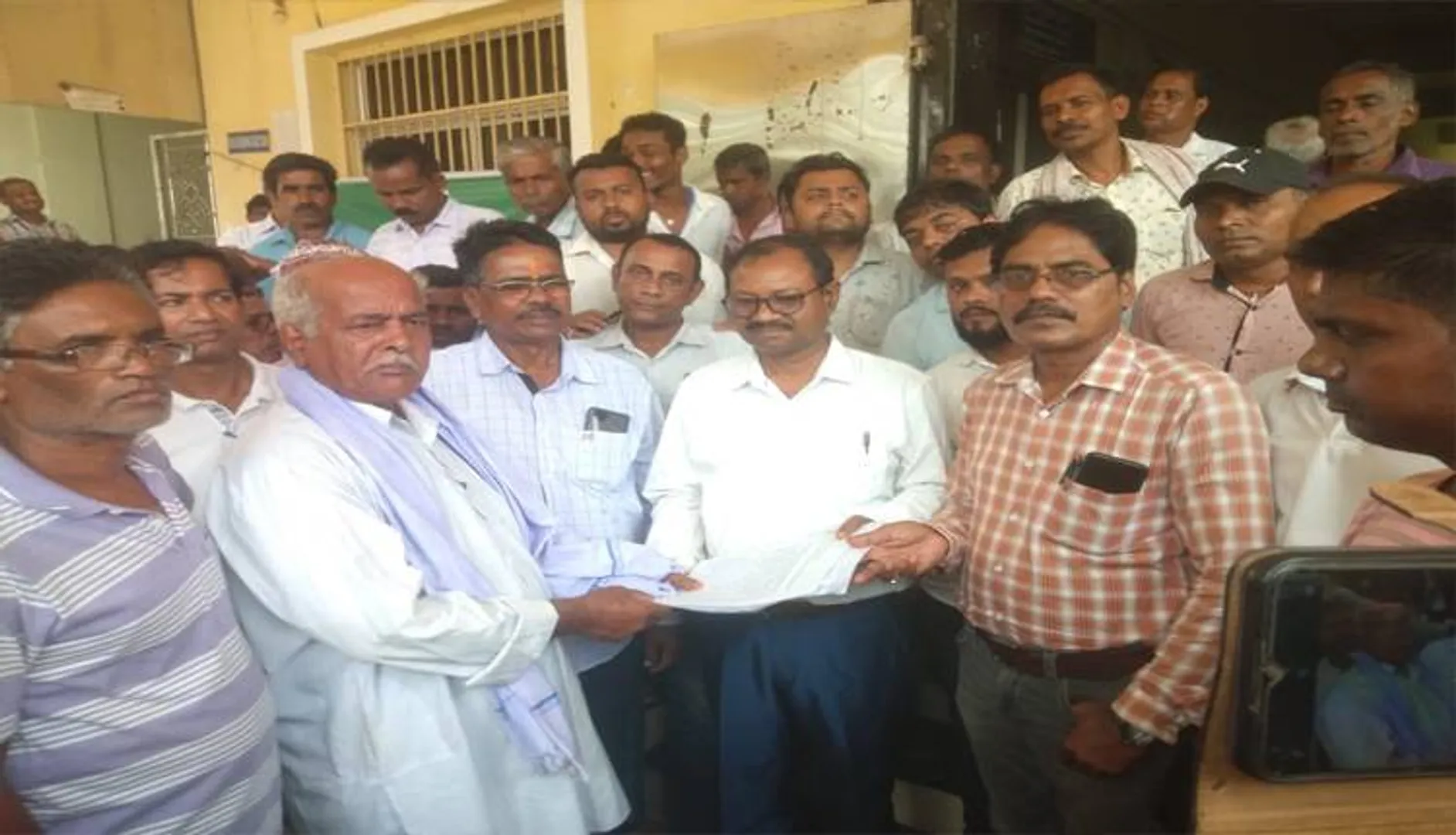 ଦୁର୍ନୀତି ପ୍ରତିବାଦରେ ବ୍ଲକ ଘେରିଲେ ବିଜେଡି କର୍ମୀ