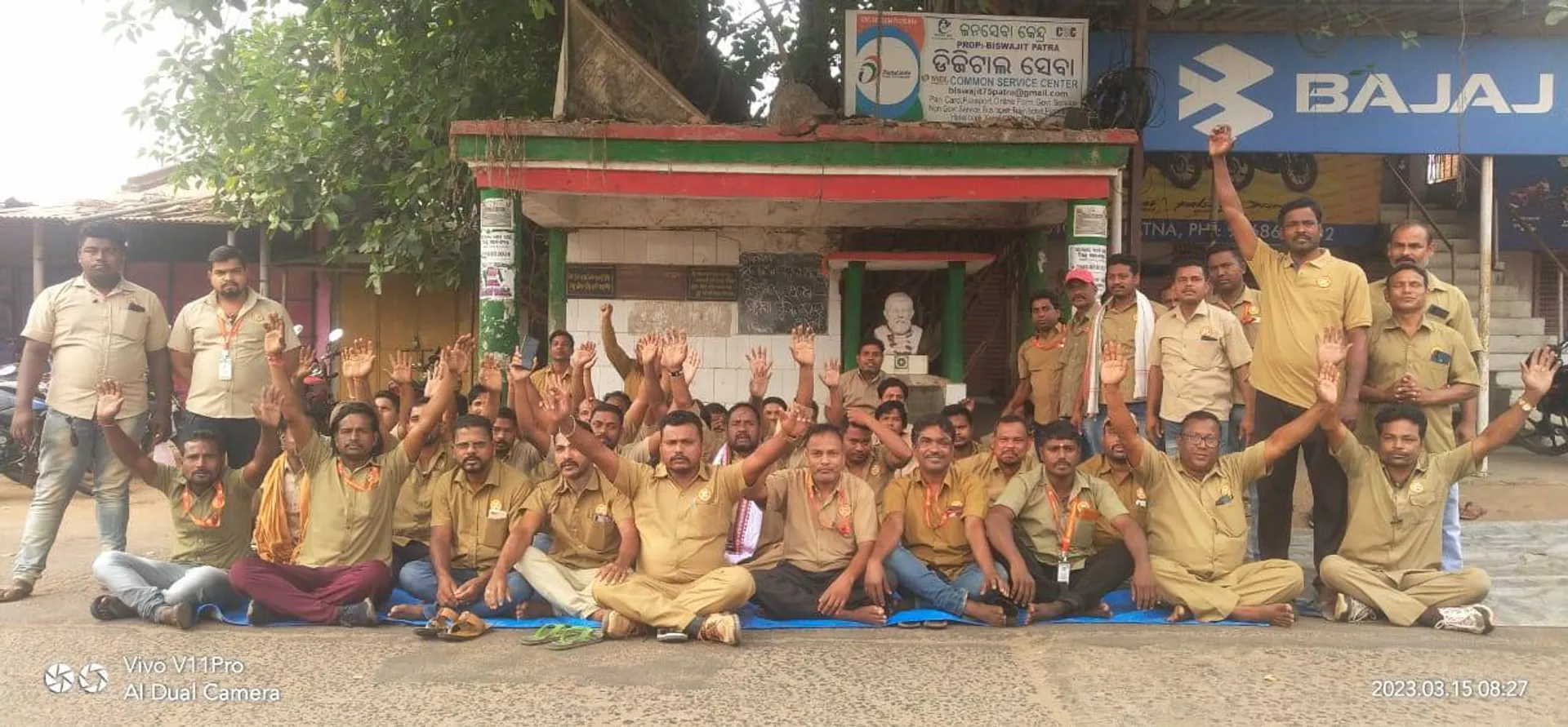 ଷ୍ଟିଅରିଂ ଛାଡ଼ ଆନ୍ଦୋଳନ: ବାଲିପାଟଣାରେ ଡ୍ରାଇଭରଙ୍କ ମୁଣ୍ଡରେ ଅବିର ଦେଇ ମାଗିଲେ ସମର୍ଥନ