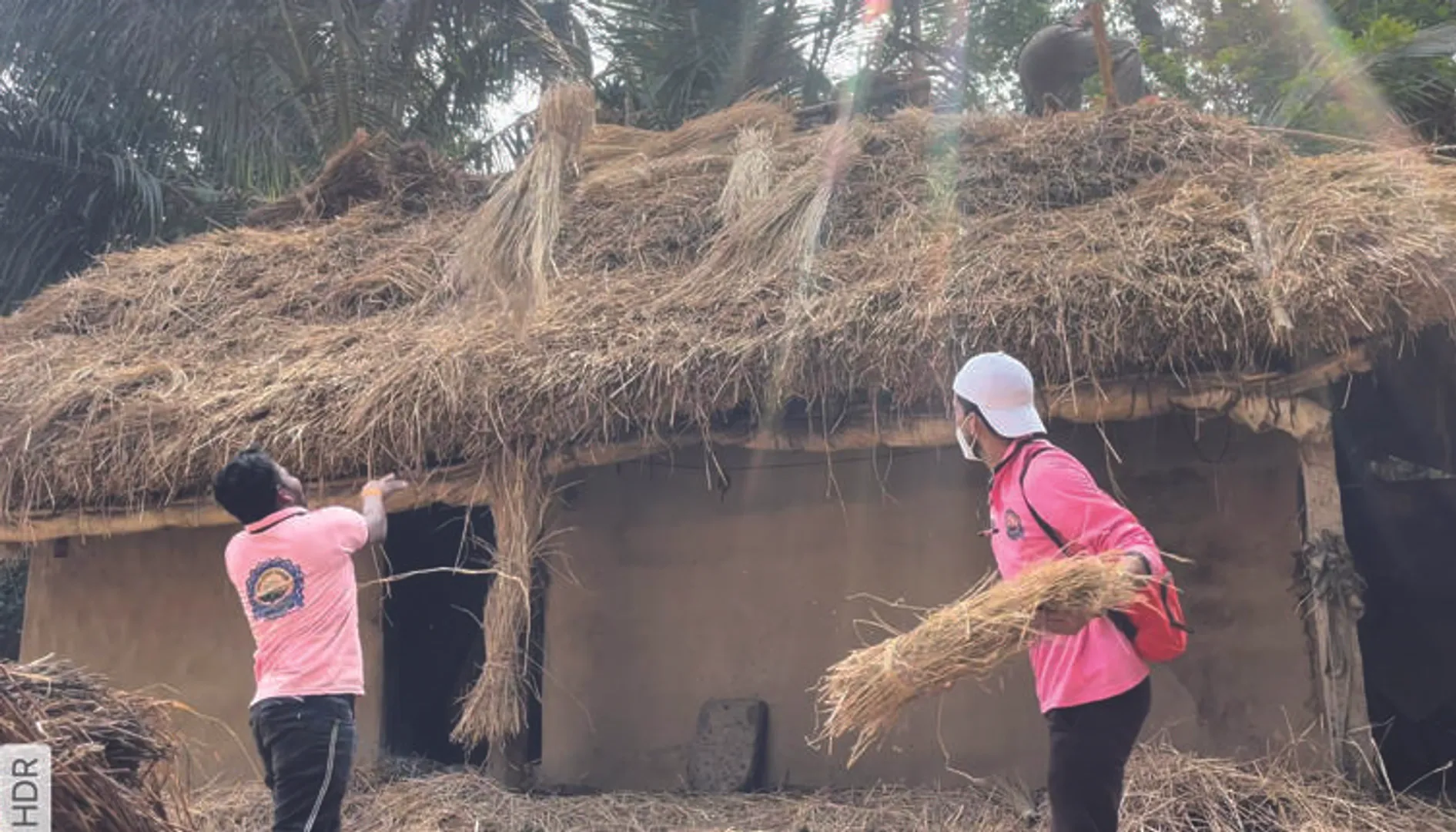 ୩ ବର୍ଷ ହେଲା ଶଯ୍ୟାଶାୟୀ ଗୁରୁଚରଣ, ଆବାସ ତାଲିକାରୁ ବାଦ୍‌, ଘର ଛପର କରିଦେଲେ ସ୍ବେଚ୍ଛାସେବୀ