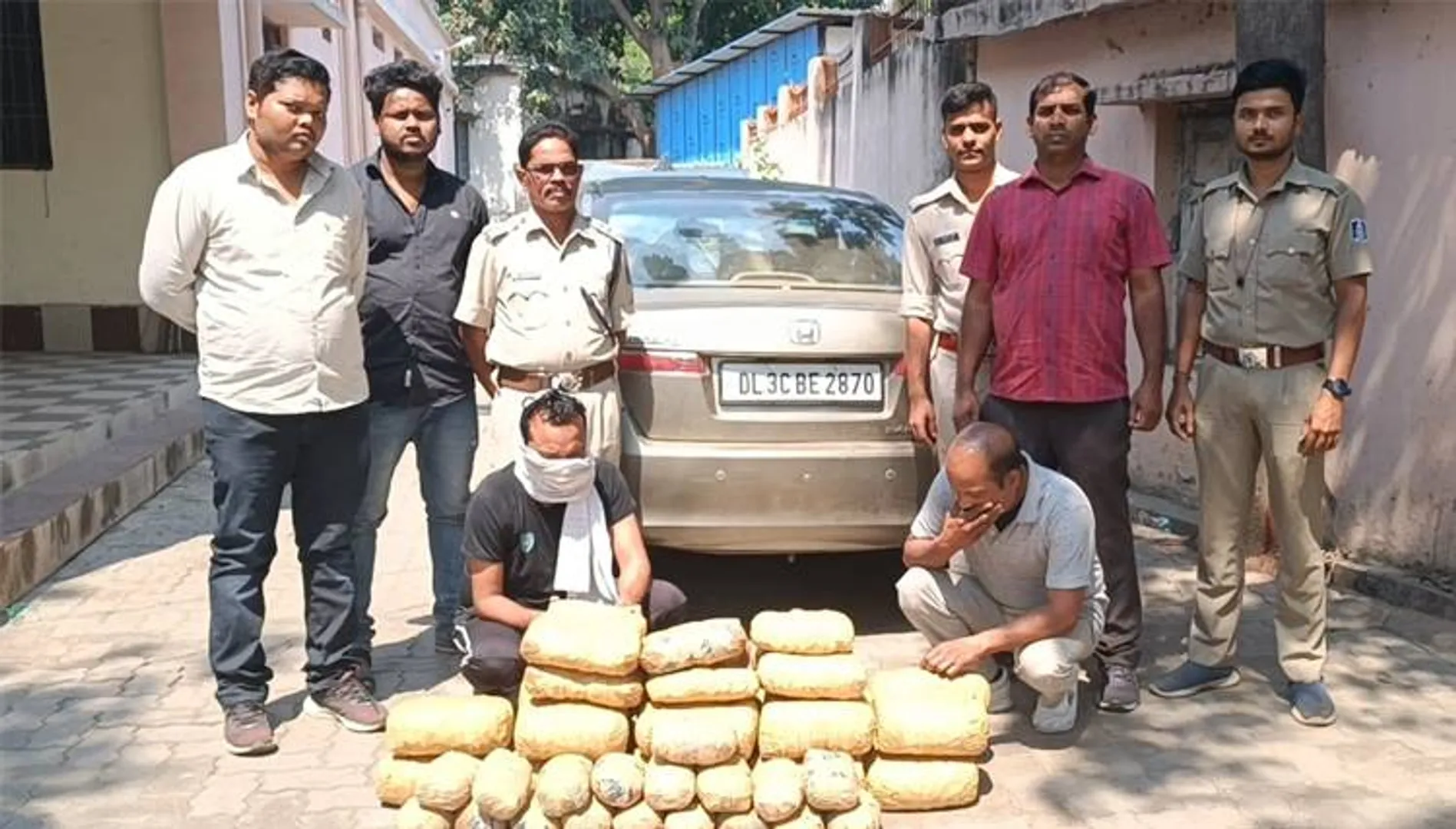 ଦାମୀ କାର୍‌ରେ ଗଞ୍ଜେଇ ଚାଲାଣ