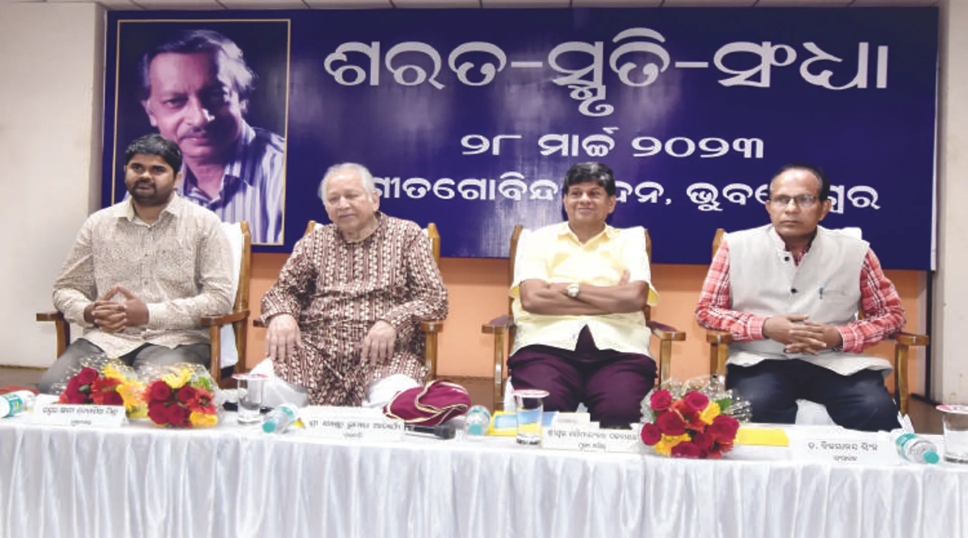 ସାହିତ୍ୟିକମାନେ ରାଜନୀତିକୁ ନିୟନ୍ତ୍ରଣ କରନ୍ତୁ: ସୌମ୍ୟ