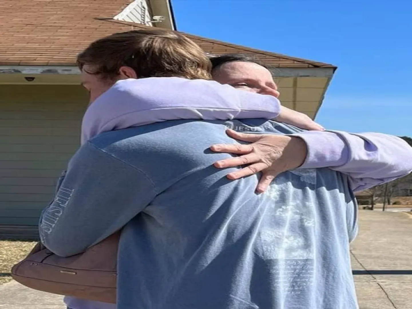 ୧୮ବର୍ଷ ପରେ ମା’କୁ ଭେଟିଲା ପୁଅ, ଦୃଶ୍ୟ ଥିଲା ଭାବବିହ୍ବଳ