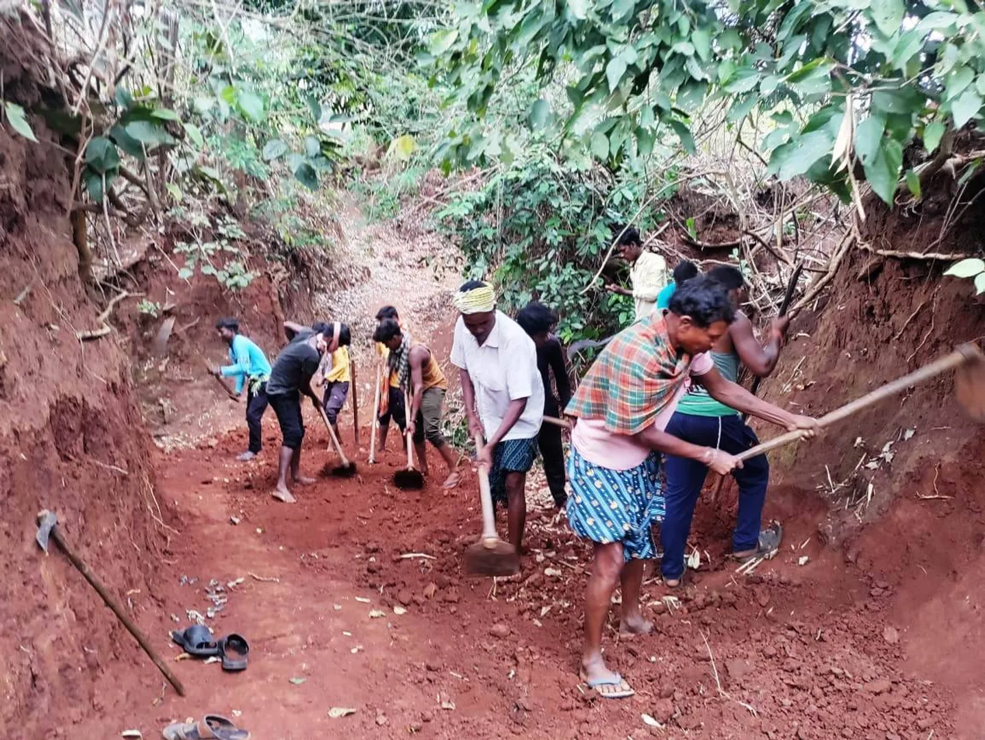 ପାହାଡ଼ କାଟି ଗାଁକୁ ୩ କିମି ରାସ୍ତା ନିର୍ମାଣ କଲେ ତେନ୍ତୁଳିଗୁଡାବାସୀ